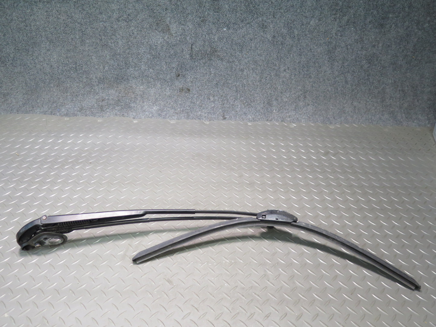 01-06 Lexus UCF30L LS430 Set of 2 Front Left & Right Wiper Arm OEM