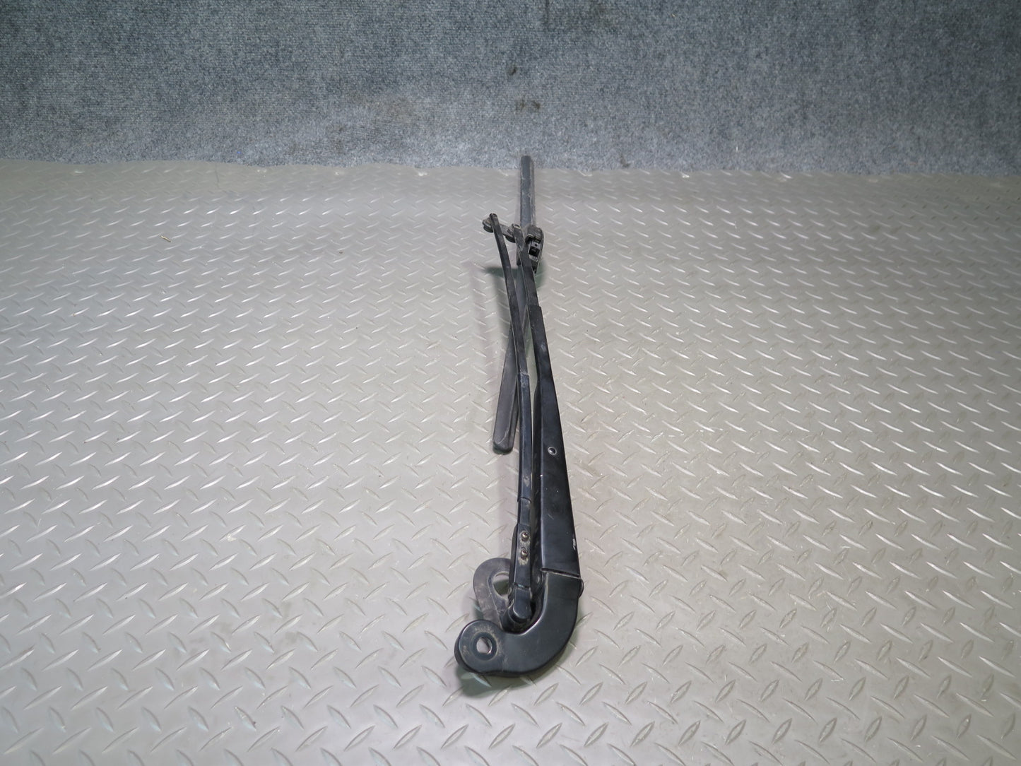 01-06 Lexus UCF30L LS430 Set of 2 Front Left & Right Wiper Arm OEM