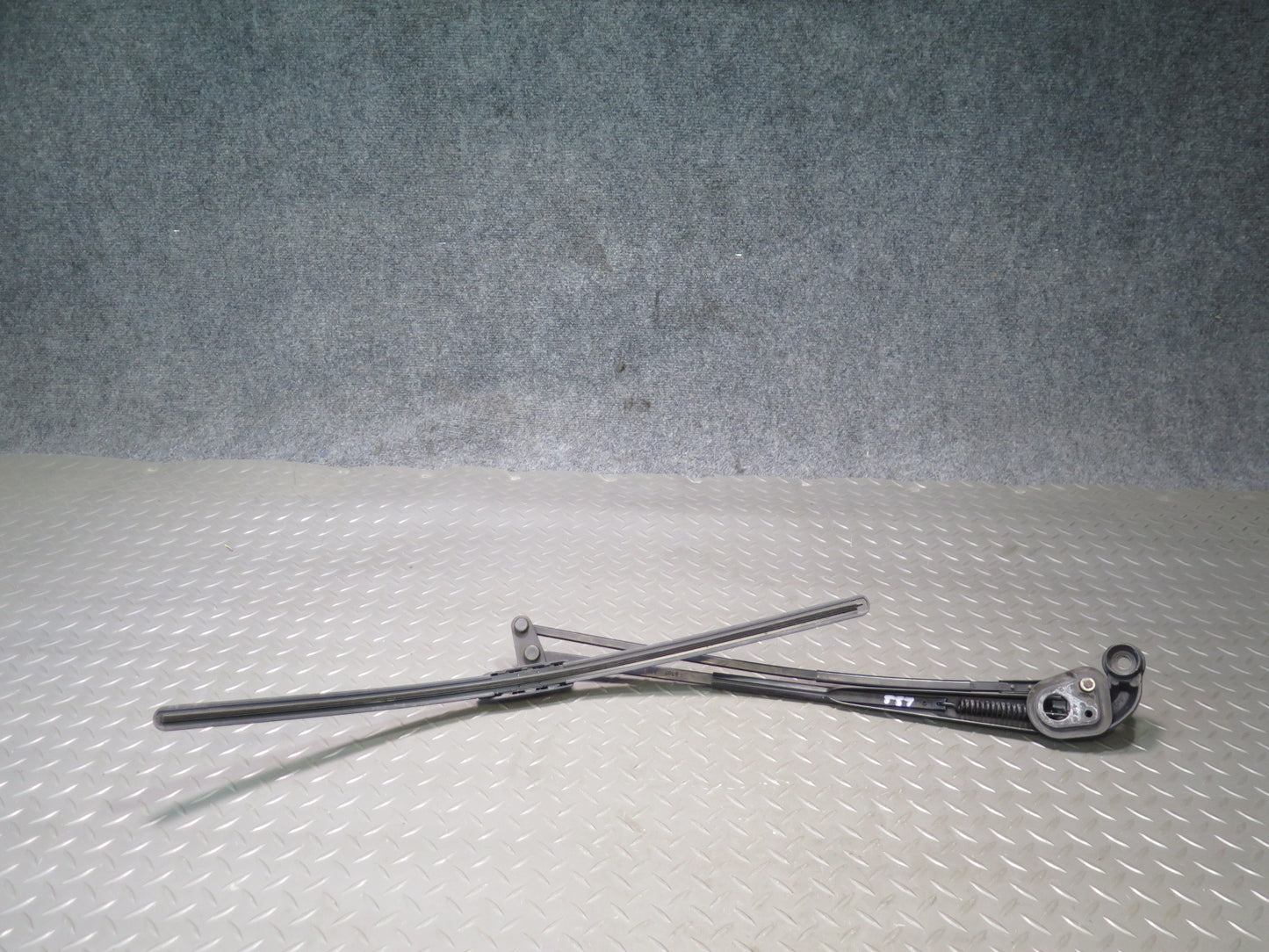 01-06 Lexus UCF30L LS430 Set of 2 Front Left & Right Wiper Arm OEM