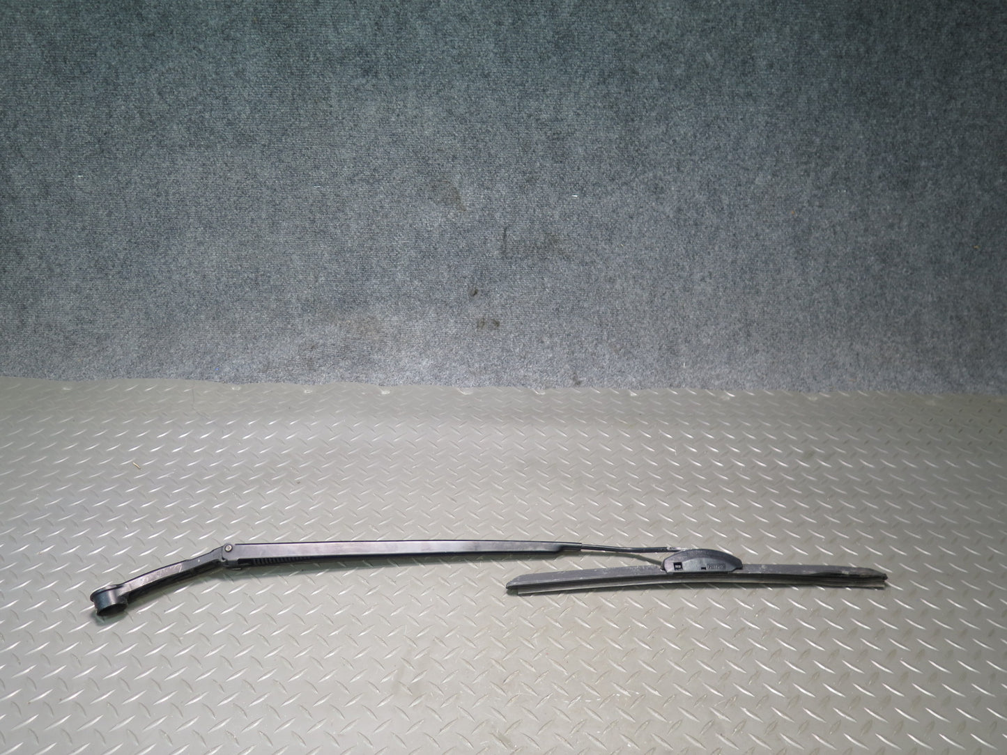 01-06 Lexus UCF30L LS430 Set of 2 Front Left & Right Wiper Arm OEM