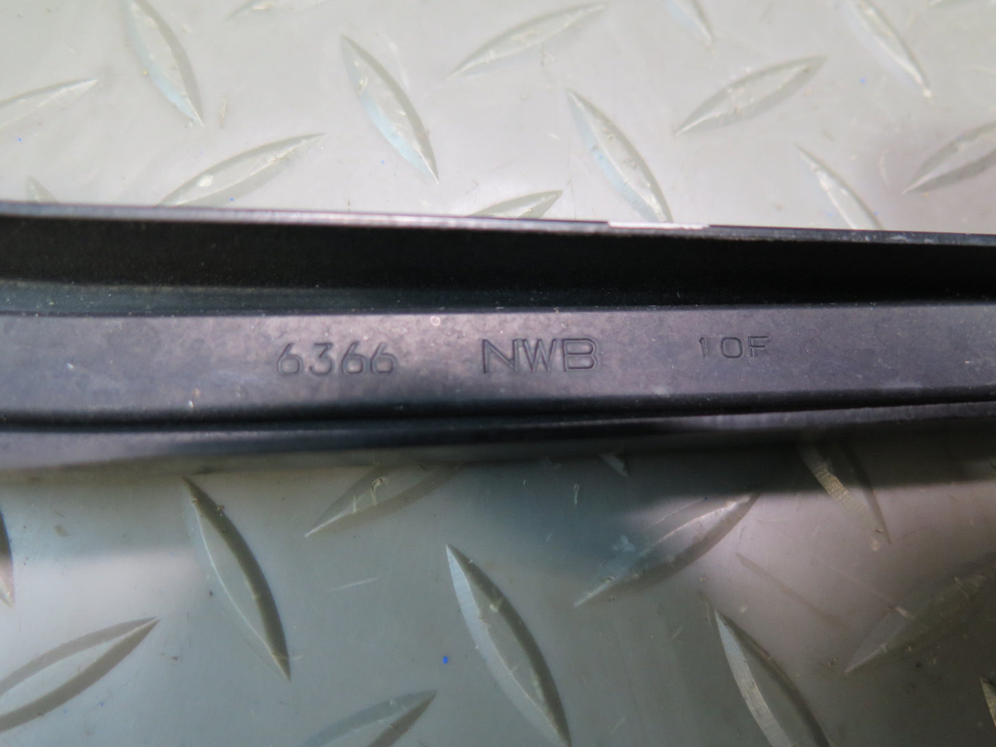 01-06 Lexus UCF30L LS430 Set of 2 Front Left & Right Wiper Arm OEM