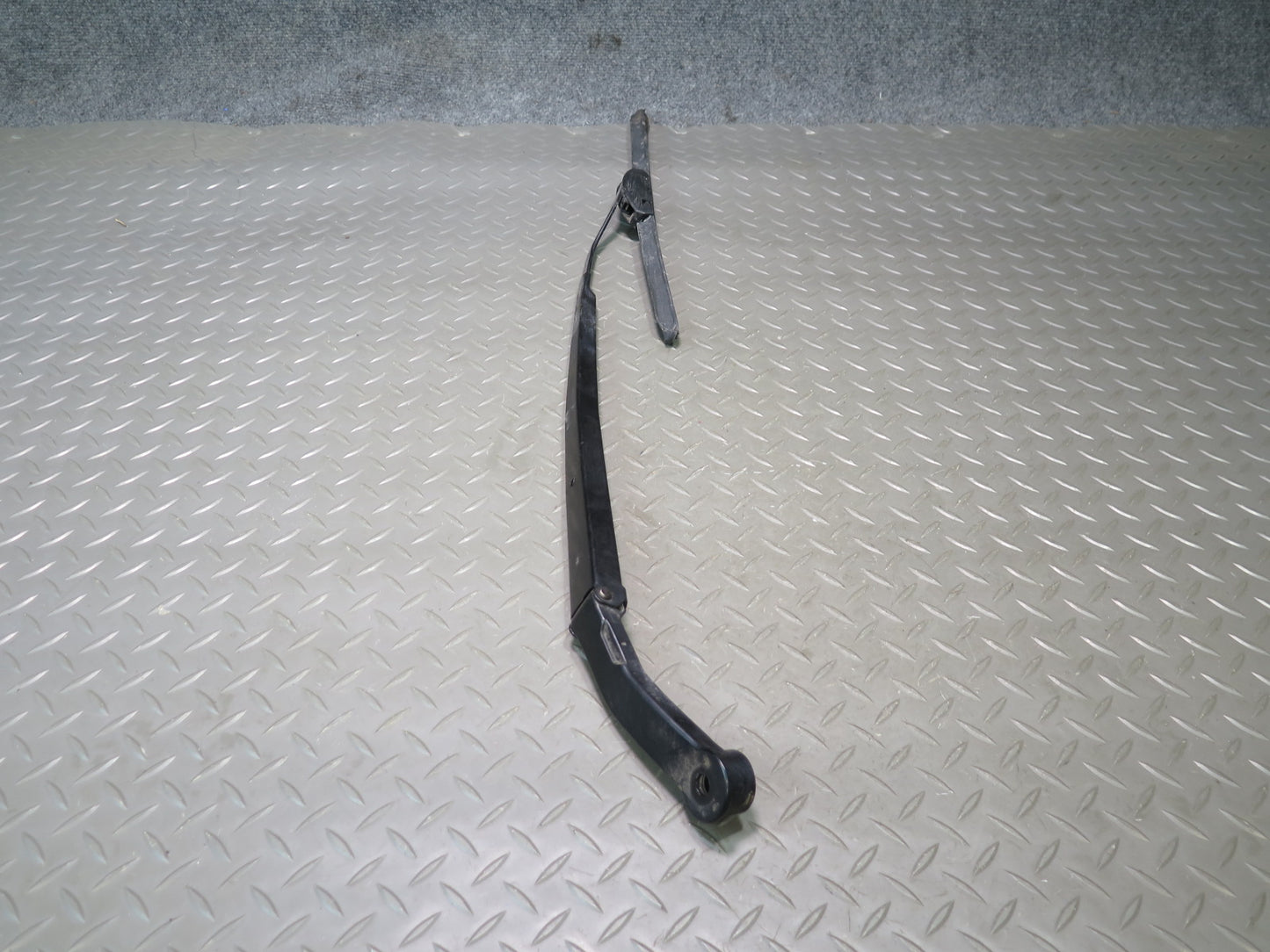 01-06 Lexus UCF30L LS430 Set of 2 Front Left & Right Wiper Arm OEM