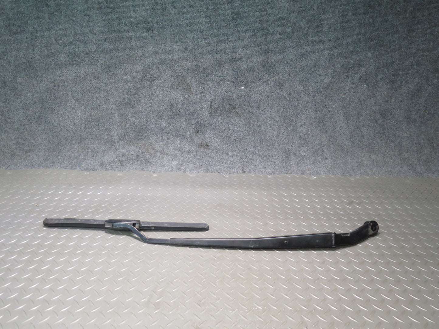 01-06 Lexus UCF30L LS430 Set of 2 Front Left & Right Wiper Arm OEM