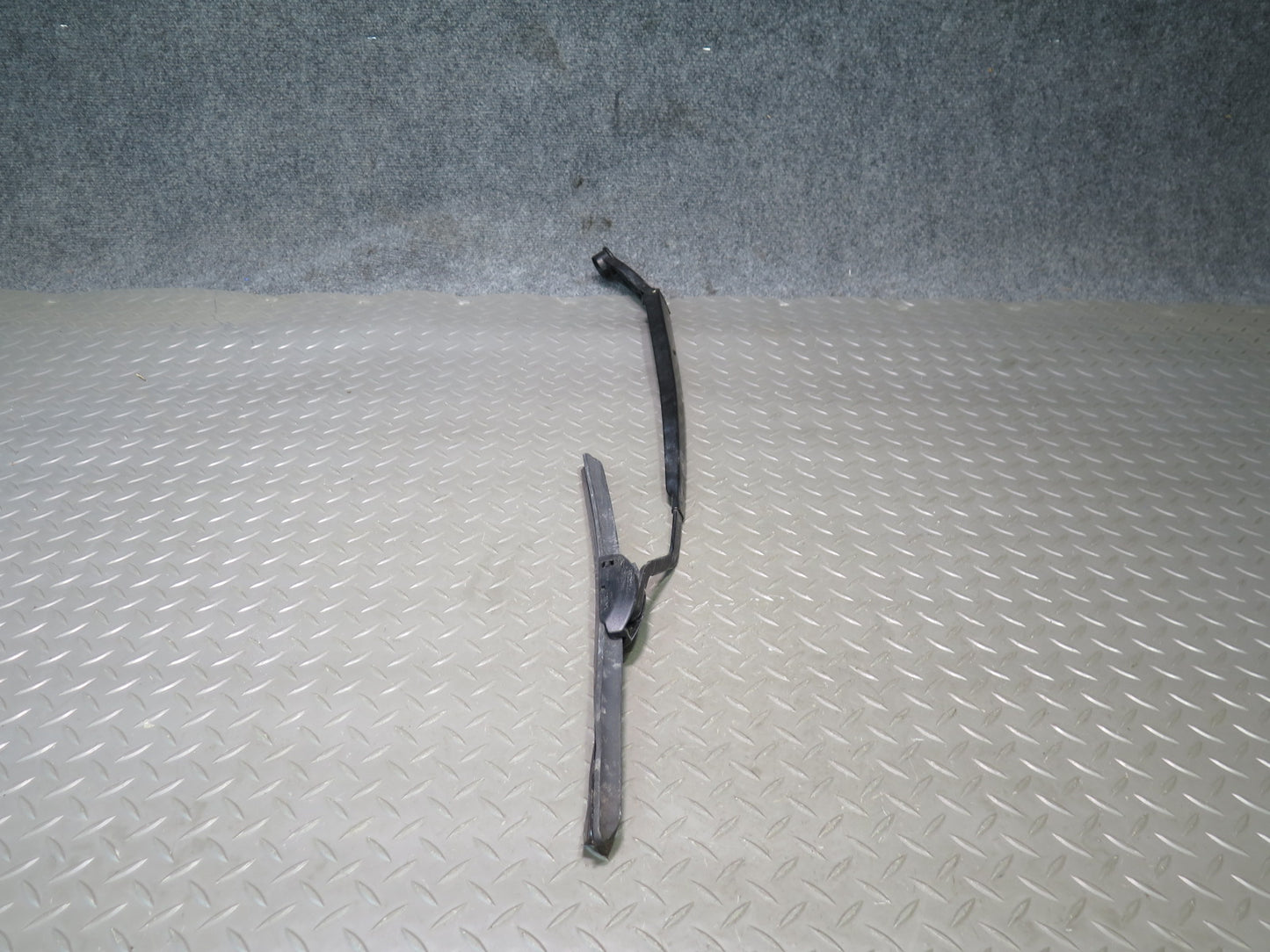 01-06 Lexus UCF30L LS430 Set of 2 Front Left & Right Wiper Arm OEM