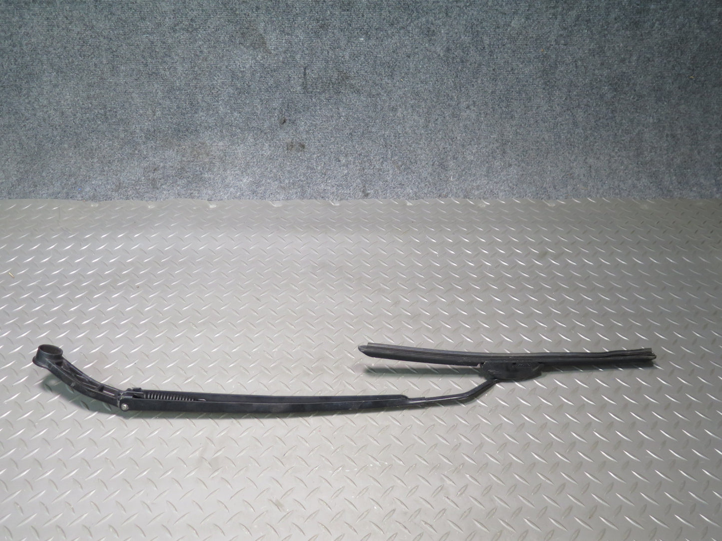 01-06 Lexus UCF30L LS430 Set of 2 Front Left & Right Wiper Arm OEM