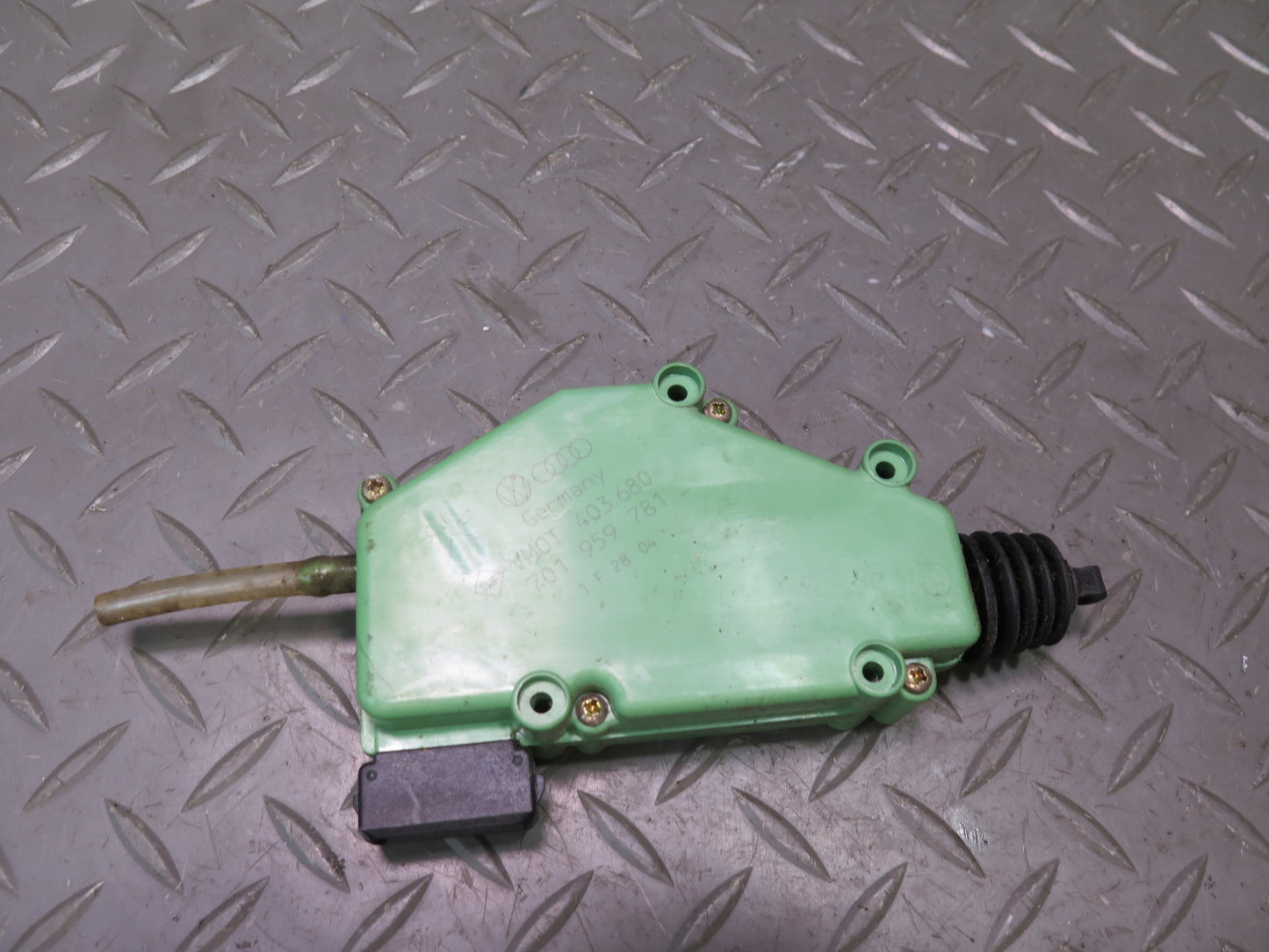 97-03 VW Eurovan T4 Front Left or Right Door Lock Actuator Motor 701959781 OEM