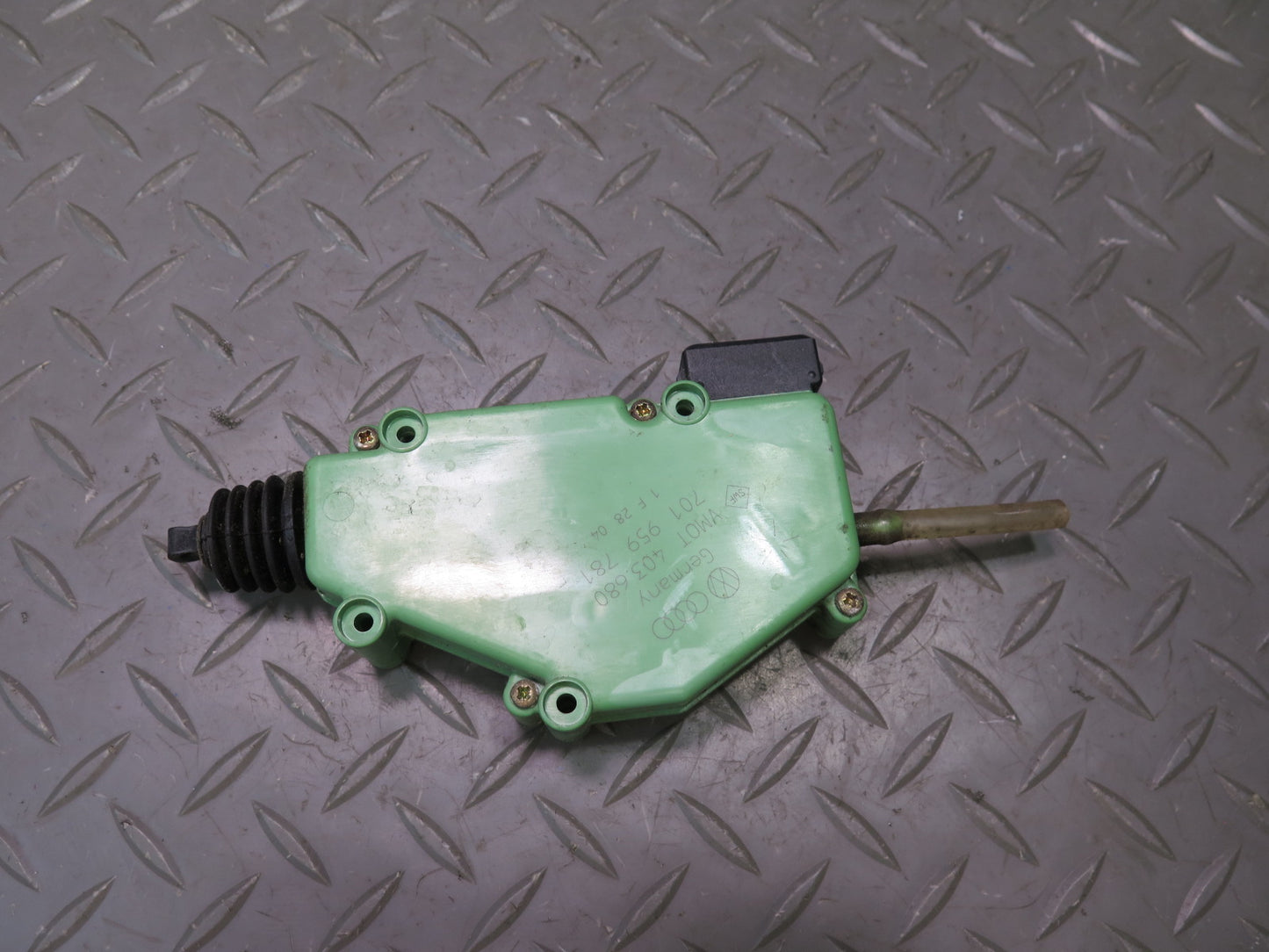97-03 VW Eurovan T4 Front Left or Right Door Lock Actuator Motor 701959781 OEM