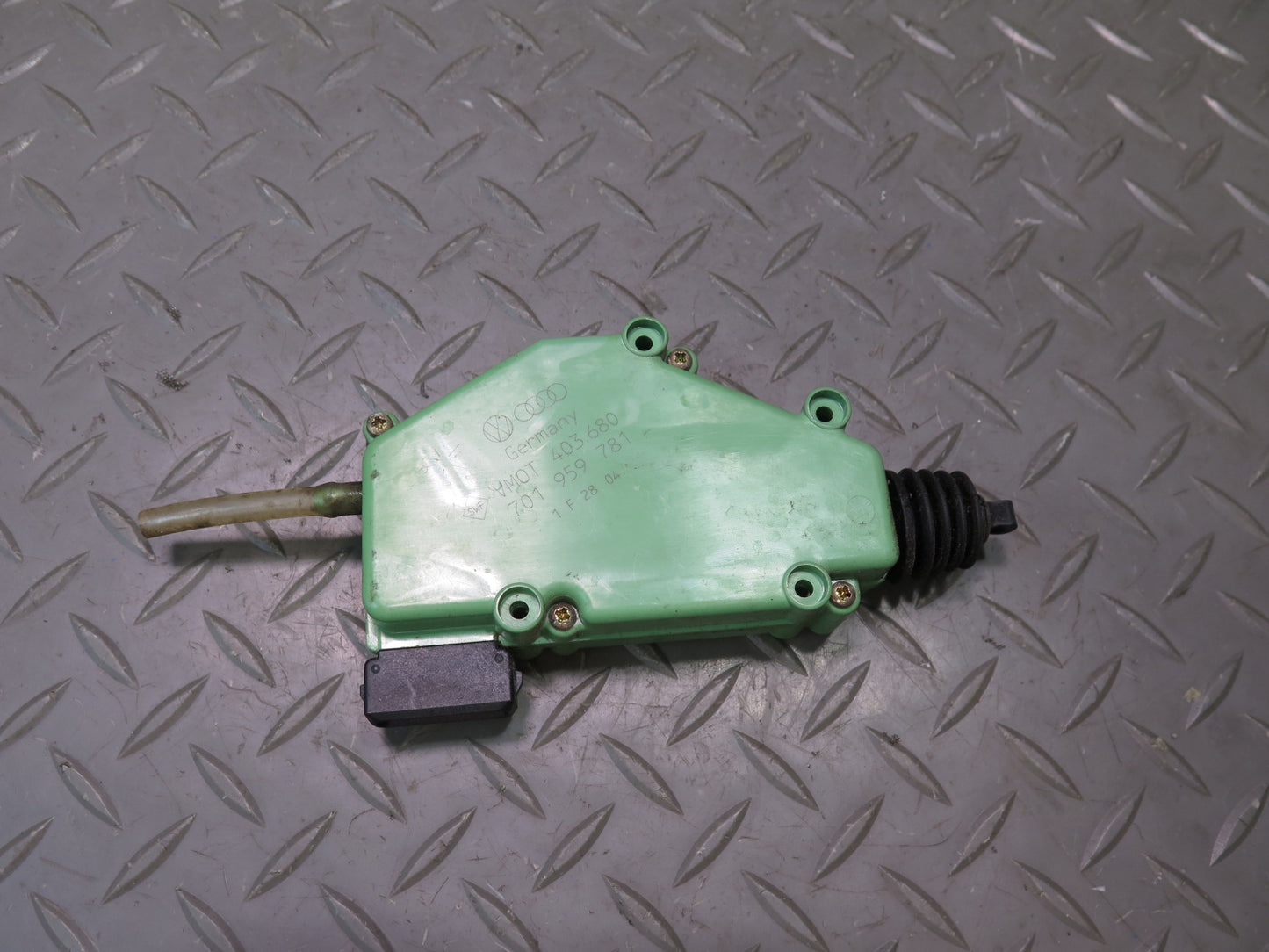 97-03 VW Eurovan T4 Front Left or Right Door Lock Actuator Motor 701959781 OEM