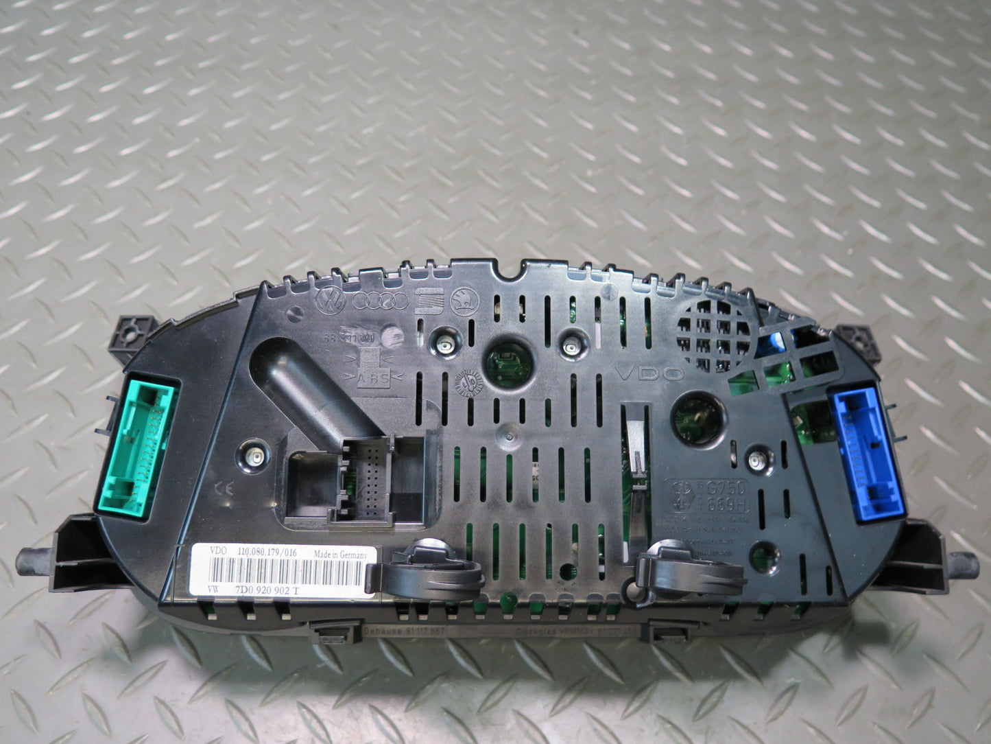 01-03 VW Eurovan T4 Instrument Cluster Gauge Speedometer 7D0920902T OEM