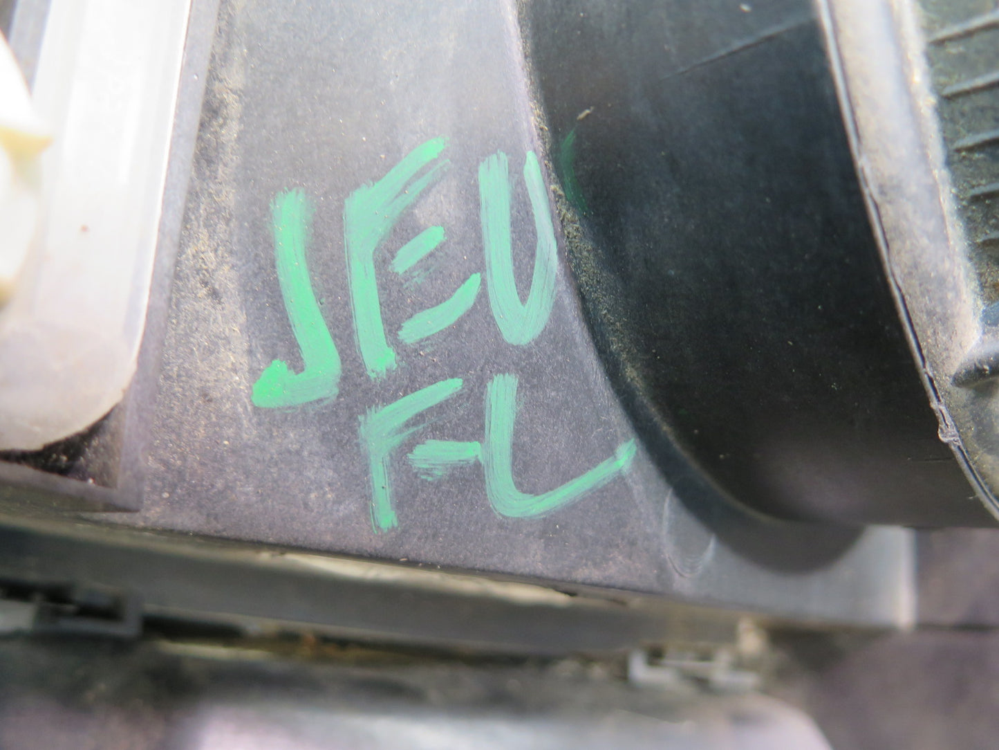 99-03 VW Eurovan T4 Front Left Driver Side Halogen Headlight Lamp OEM