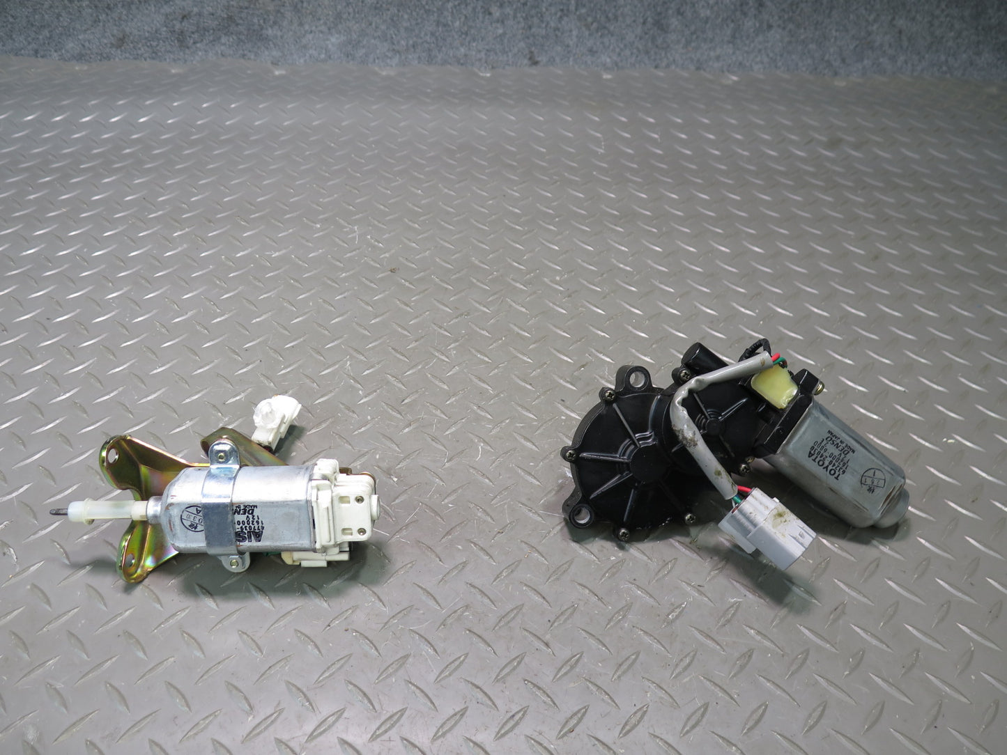 02-10 Lexus Z40 SC430 Set of 2 Rear Left Trunk Hinge Drive Gear Motor OEM