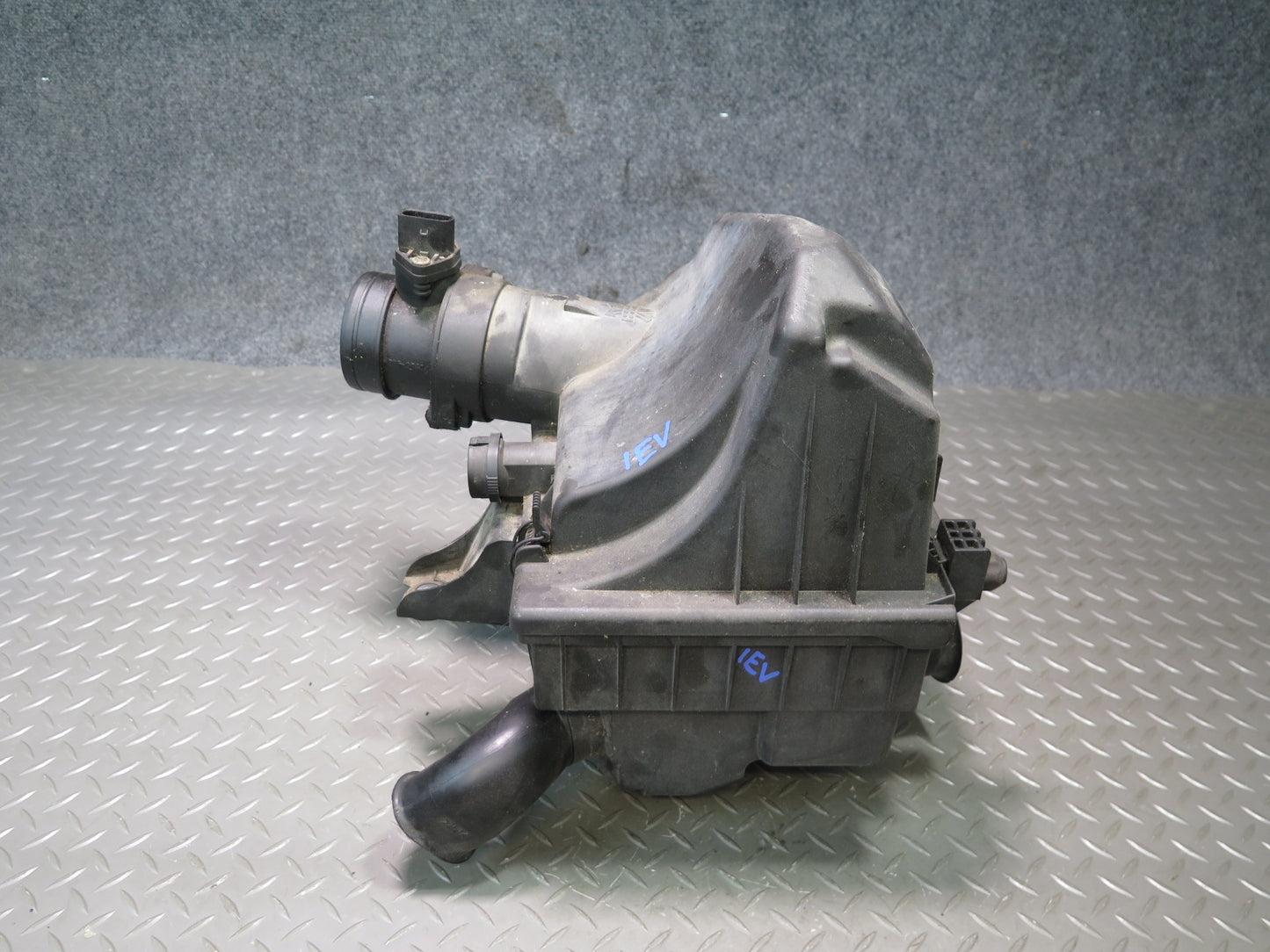 99-01 VW Eurovan 2.8L Air Intake Cleaner Filter Box w MAF Sensor 022129601D OEM