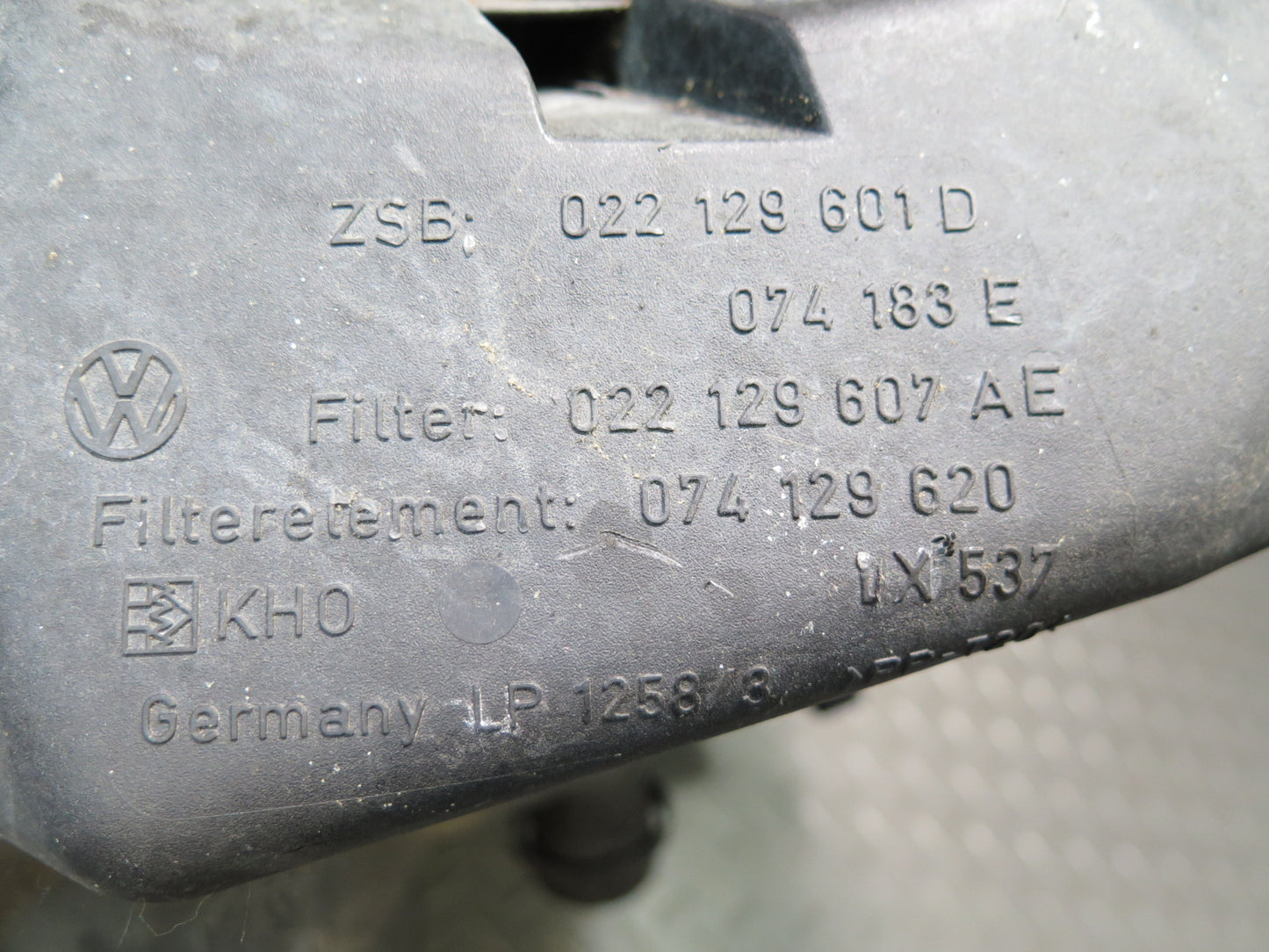 99-01 VW Eurovan 2.8L Air Intake Cleaner Filter Box w MAF Sensor 022129601D OEM