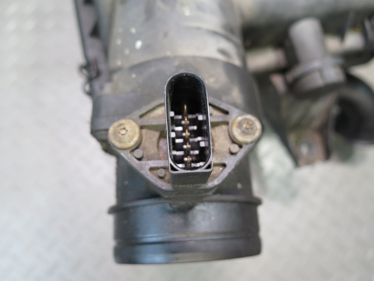 99-01 VW Eurovan 2.8L Air Intake Cleaner Filter Box w MAF Sensor 022129601D OEM