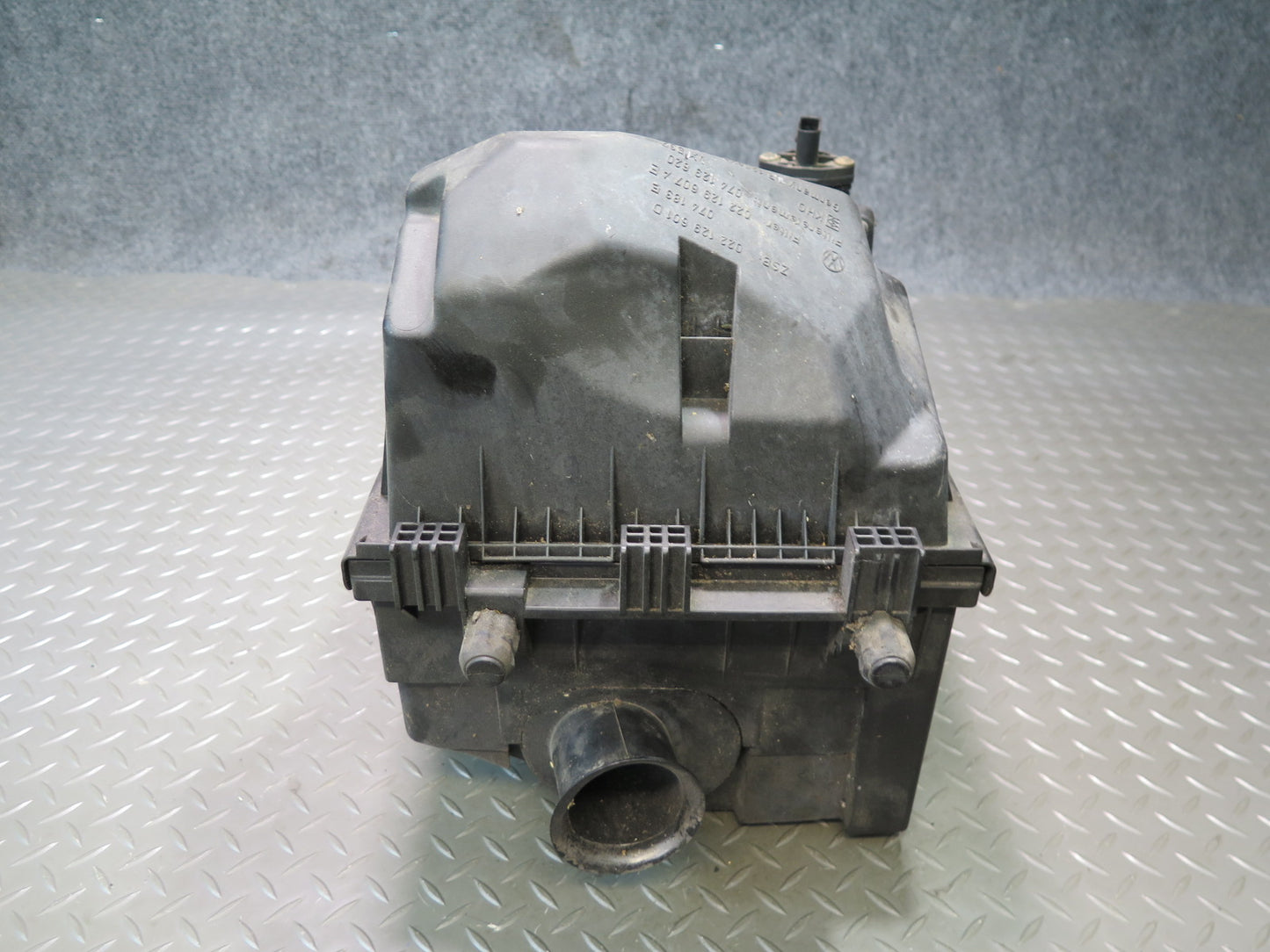 99-01 VW Eurovan 2.8L Air Intake Cleaner Filter Box w MAF Sensor 022129601D OEM