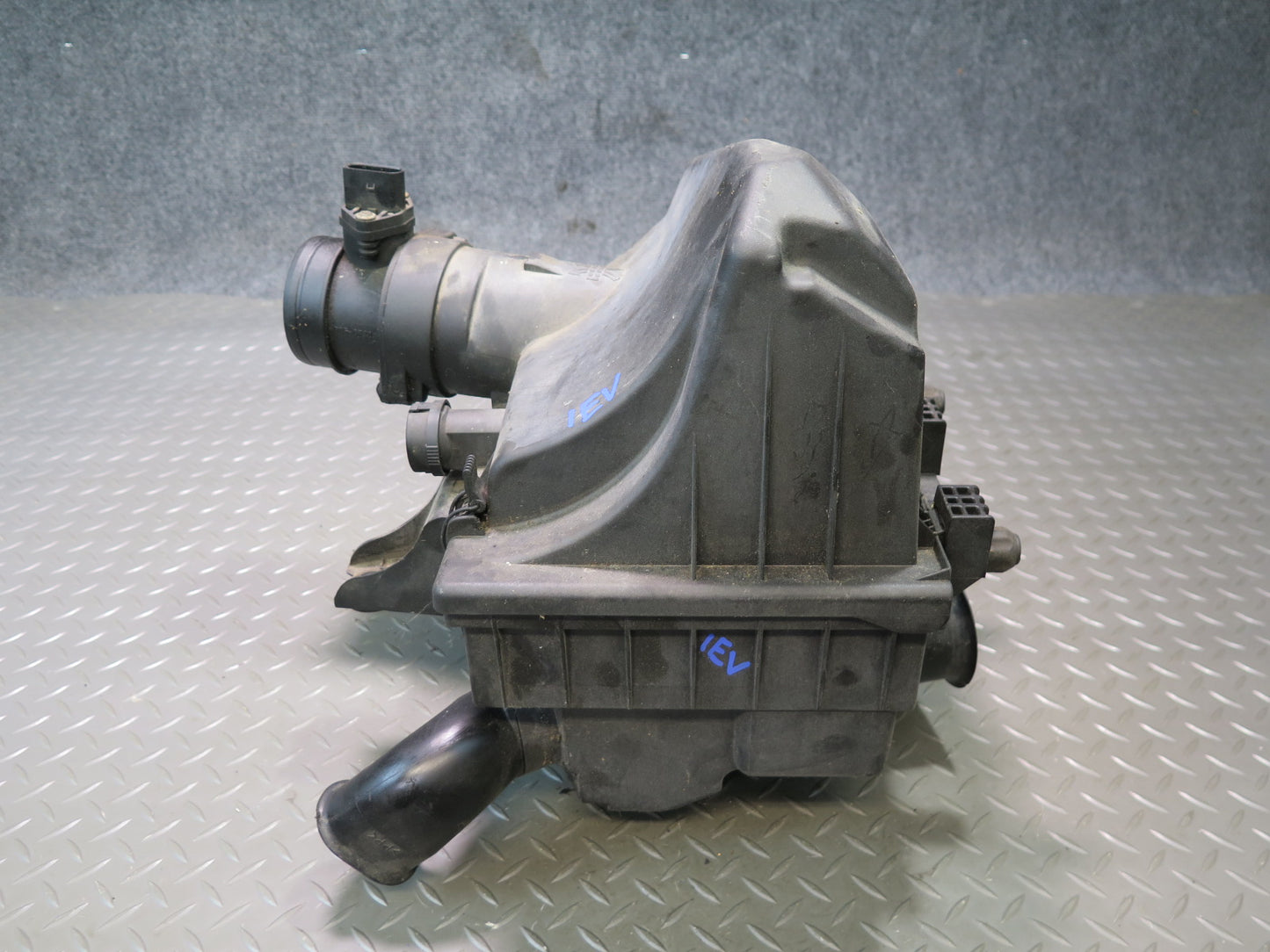 99-01 VW Eurovan 2.8L Air Intake Cleaner Filter Box w MAF Sensor 022129601D OEM