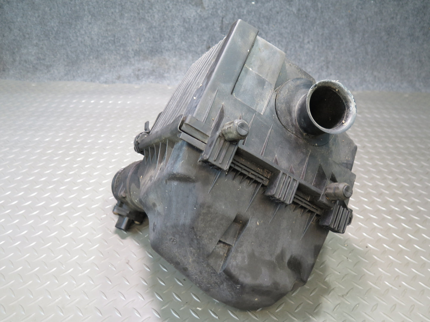 99-01 VW Eurovan 2.8L Air Intake Cleaner Filter Box w MAF Sensor 022129601D OEM