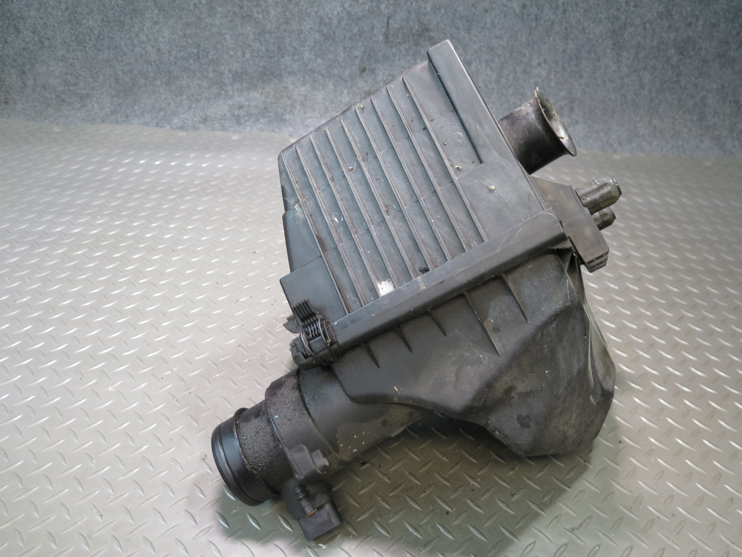 99-01 VW Eurovan 2.8L Air Intake Cleaner Filter Box w MAF Sensor 022129601D OEM