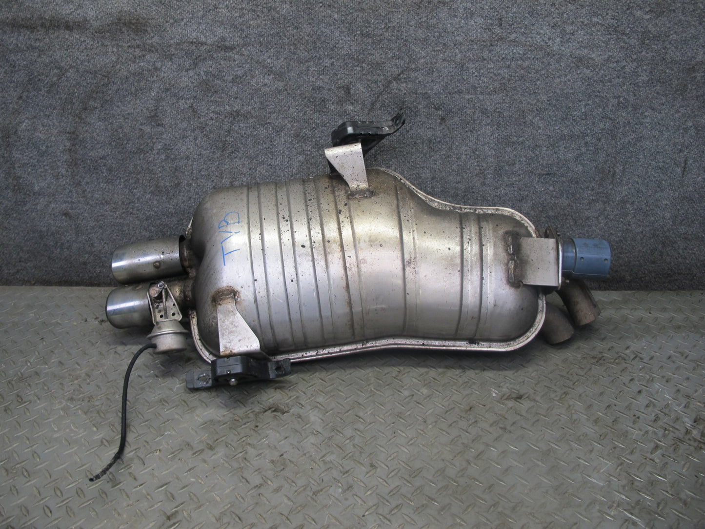 01-06 BMW E46 330ci Convertible Rear Exhaust Muffler 7502553 OEM