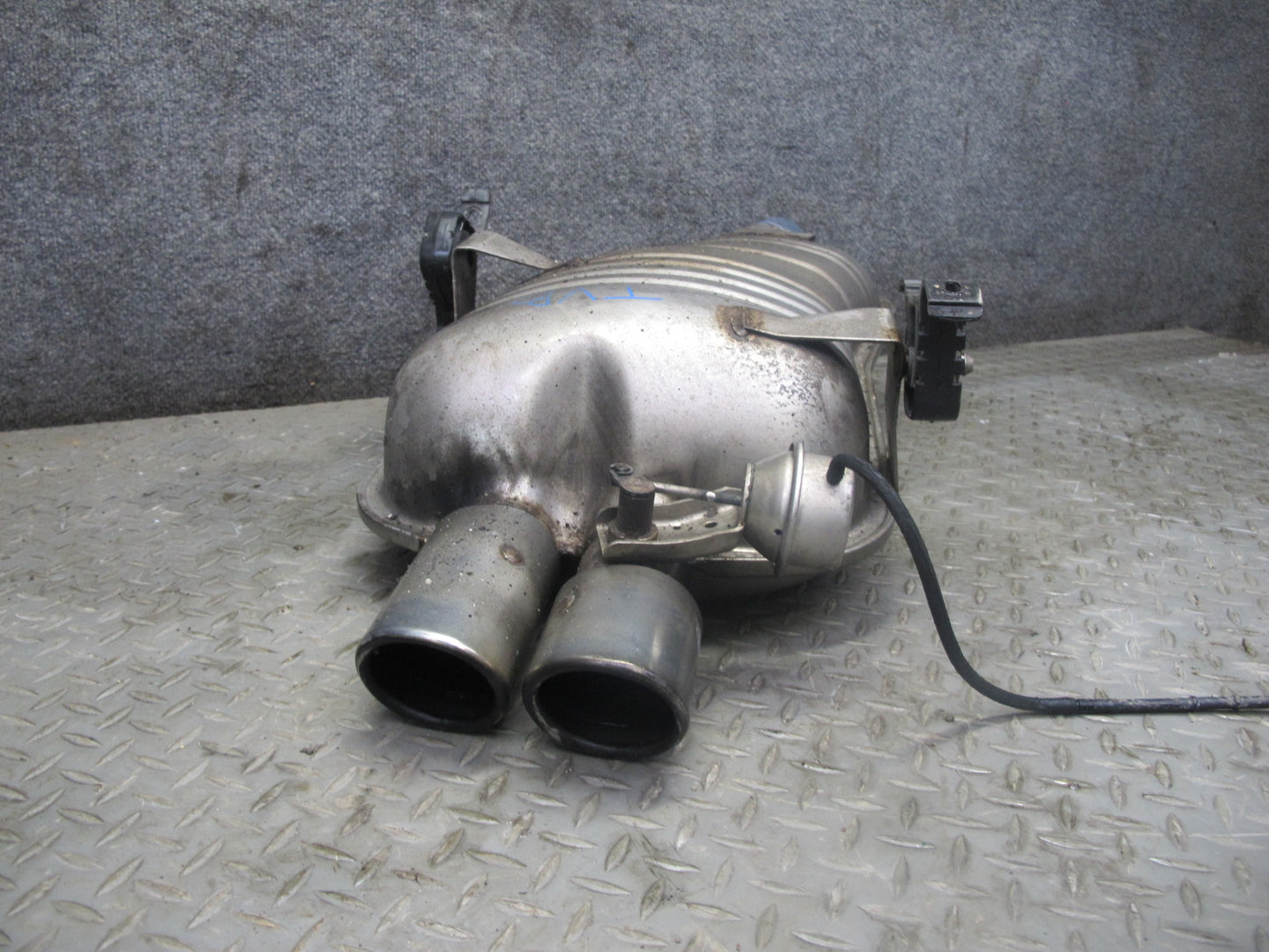 01-06 BMW E46 330ci Convertible Rear Exhaust Muffler 7502553 OEM