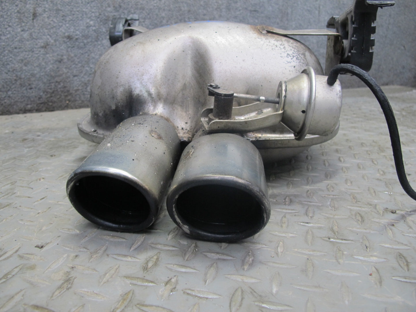 01-06 BMW E46 330ci Convertible Rear Exhaust Muffler 7502553 OEM