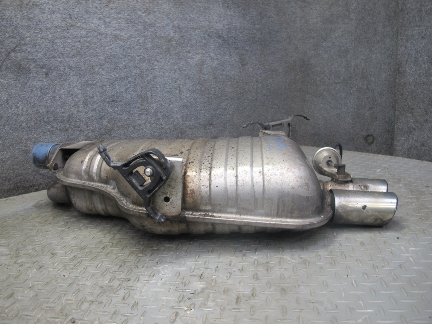 01-06 BMW E46 330ci Convertible Rear Exhaust Muffler 7502553 OEM