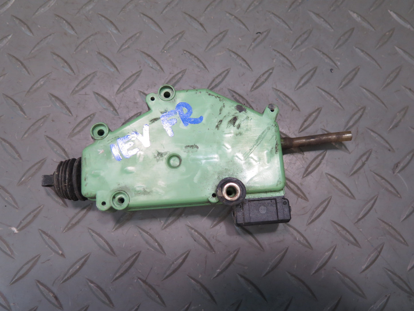 97-03 VW Eurovan T4 Front Left or Right Door Lock Actuator Motor 701959781 OEM