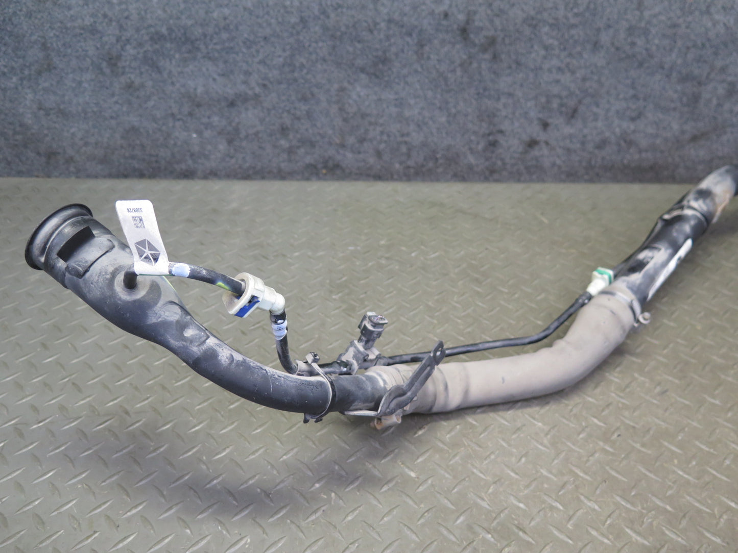 18-19 Jeep Wrangler JL Fuel Tank Filler  Neck Tube Line 52029777AE OEM