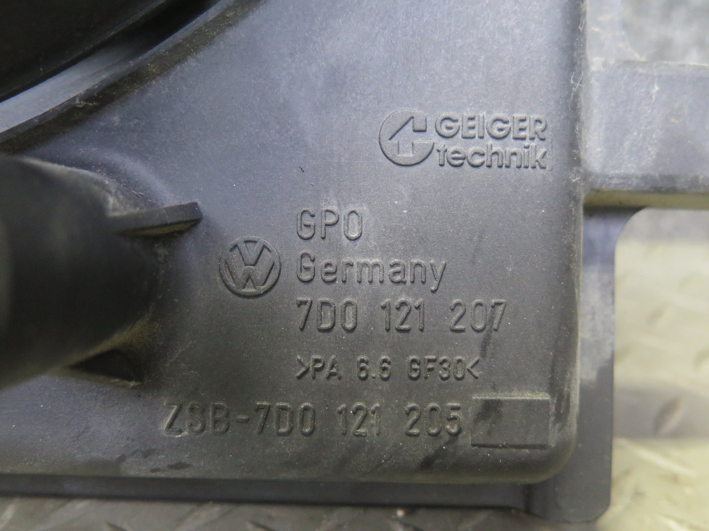 99-03 VW Eurovan T4 2.8L Engine Radiator Cooling Fan Motor Shroud 7D0121207 OEM