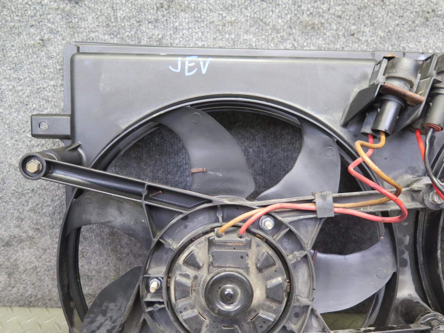 99-03 VW Eurovan T4 2.8L Engine Radiator Cooling Fan Motor Shroud 7D0121207 OEM