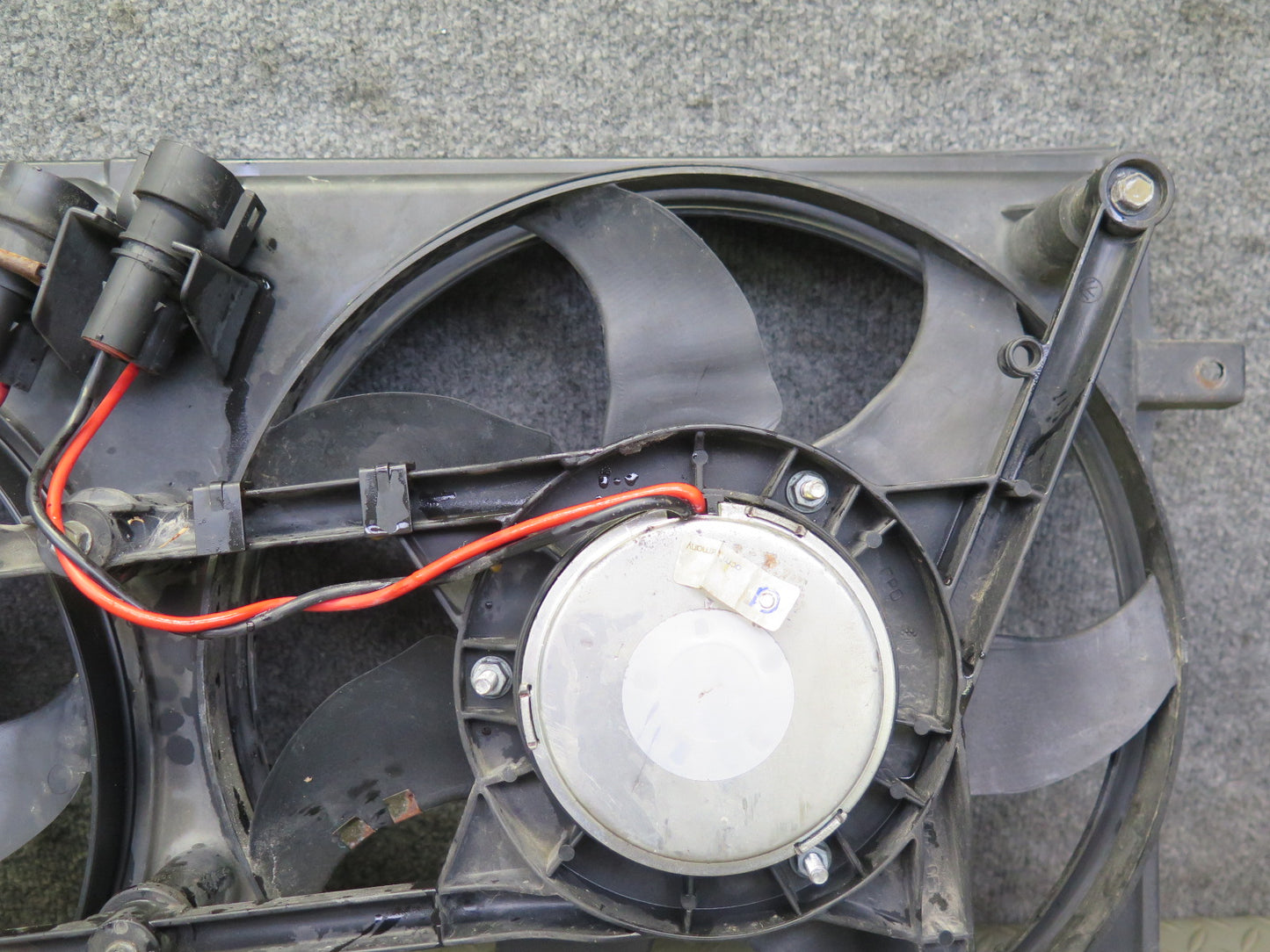 99-03 VW Eurovan T4 2.8L Engine Radiator Cooling Fan Motor Shroud 7D0121207 OEM