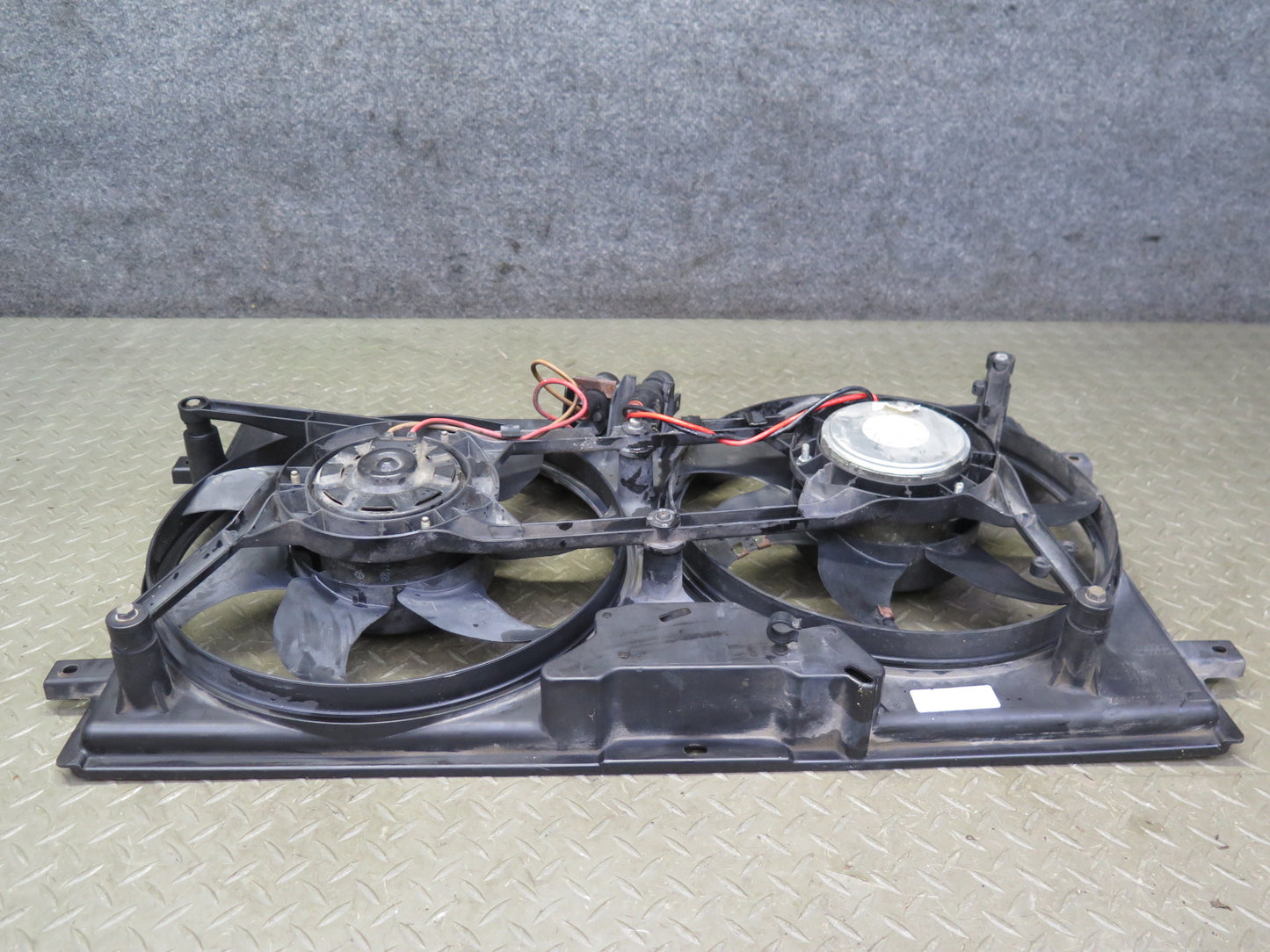 99-03 VW Eurovan T4 2.8L Engine Radiator Cooling Fan Motor Shroud 7D0121207 OEM