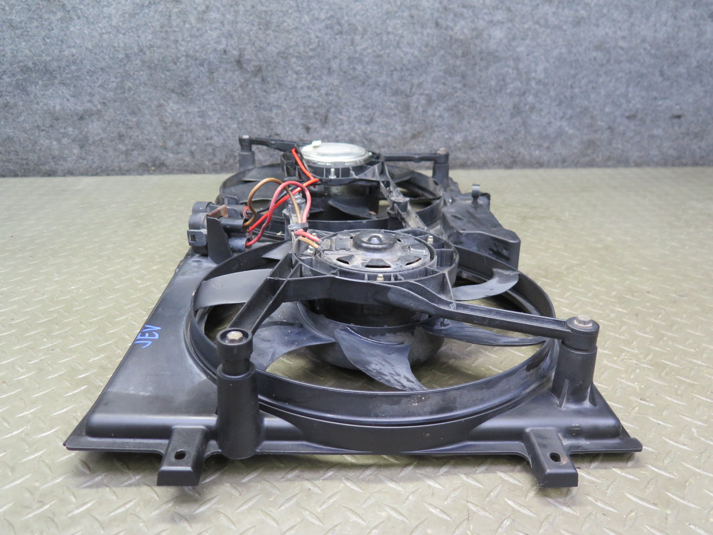 99-03 VW Eurovan T4 2.8L Engine Radiator Cooling Fan Motor Shroud 7D0121207 OEM