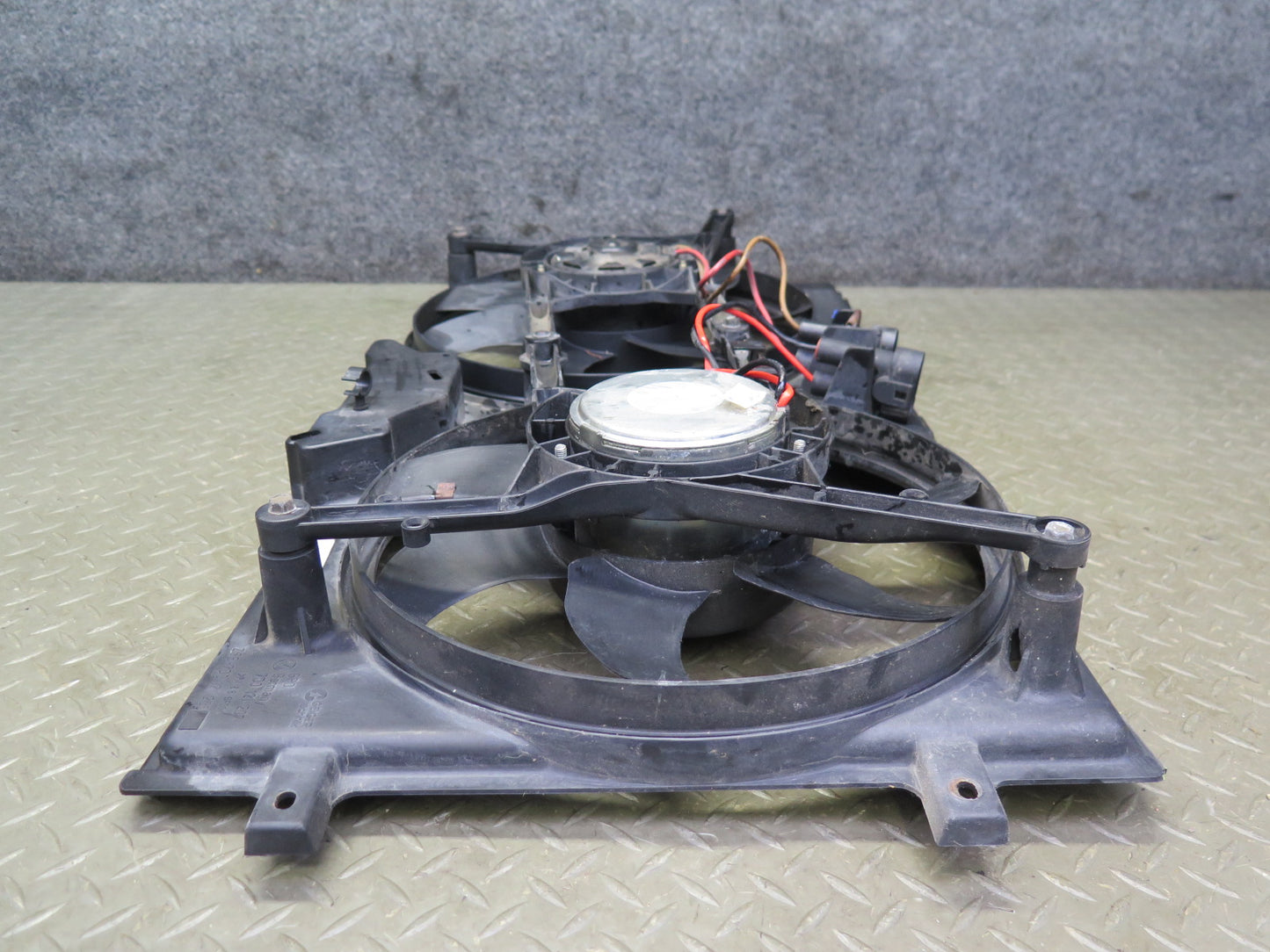 99-03 VW Eurovan T4 2.8L Engine Radiator Cooling Fan Motor Shroud 7D0121207 OEM