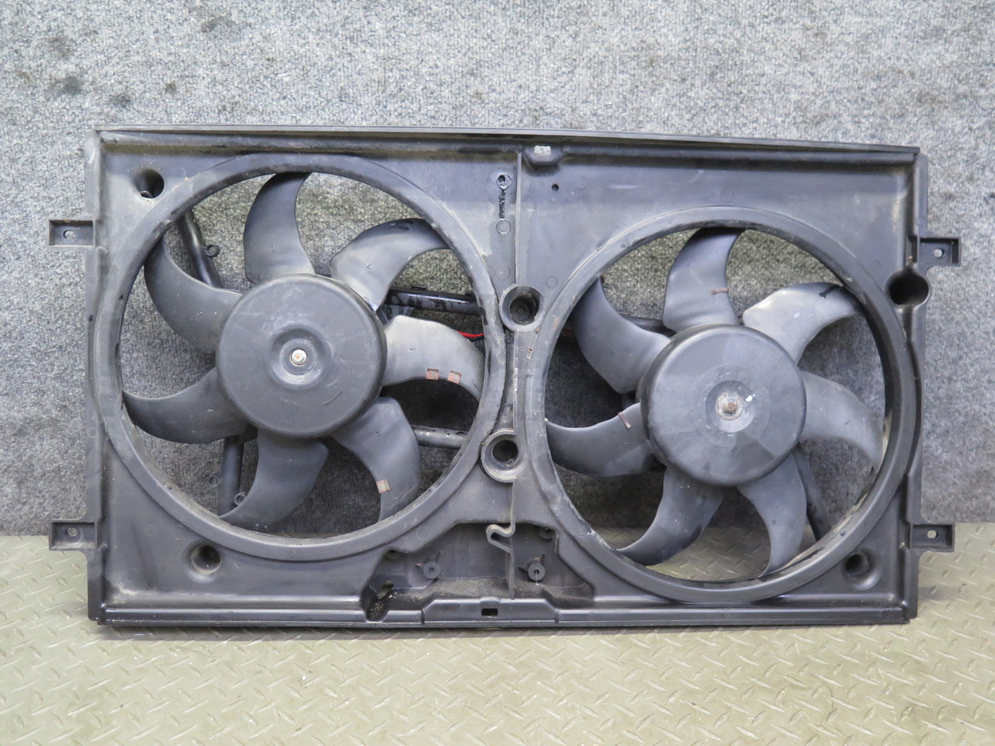 99-03 VW Eurovan T4 2.8L Engine Radiator Cooling Fan Motor Shroud 7D0121207 OEM