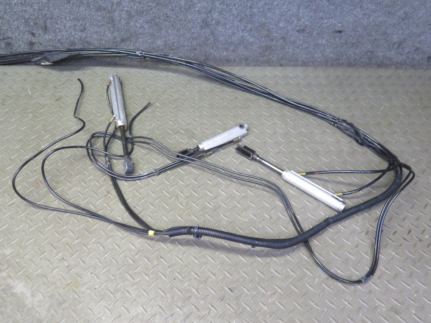2004-2009 Cadillac XLR Convertible Hard TOP Cylinder Line Set Assembly