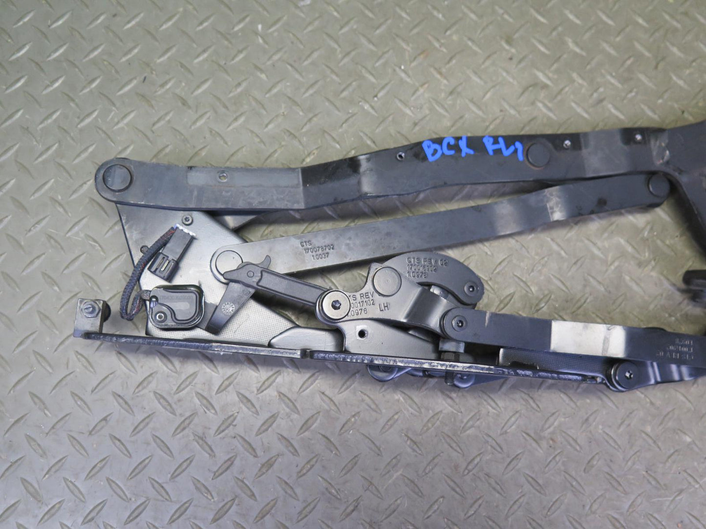2004-2009 Cadillac XLR Rear Left & Right Side Convertible TOP Hinge Bracket Set