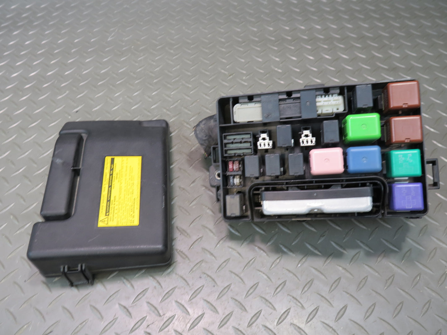 02-10 Lexus UZZ40L SC430 Engine Bay Fuse Relay Box OEM