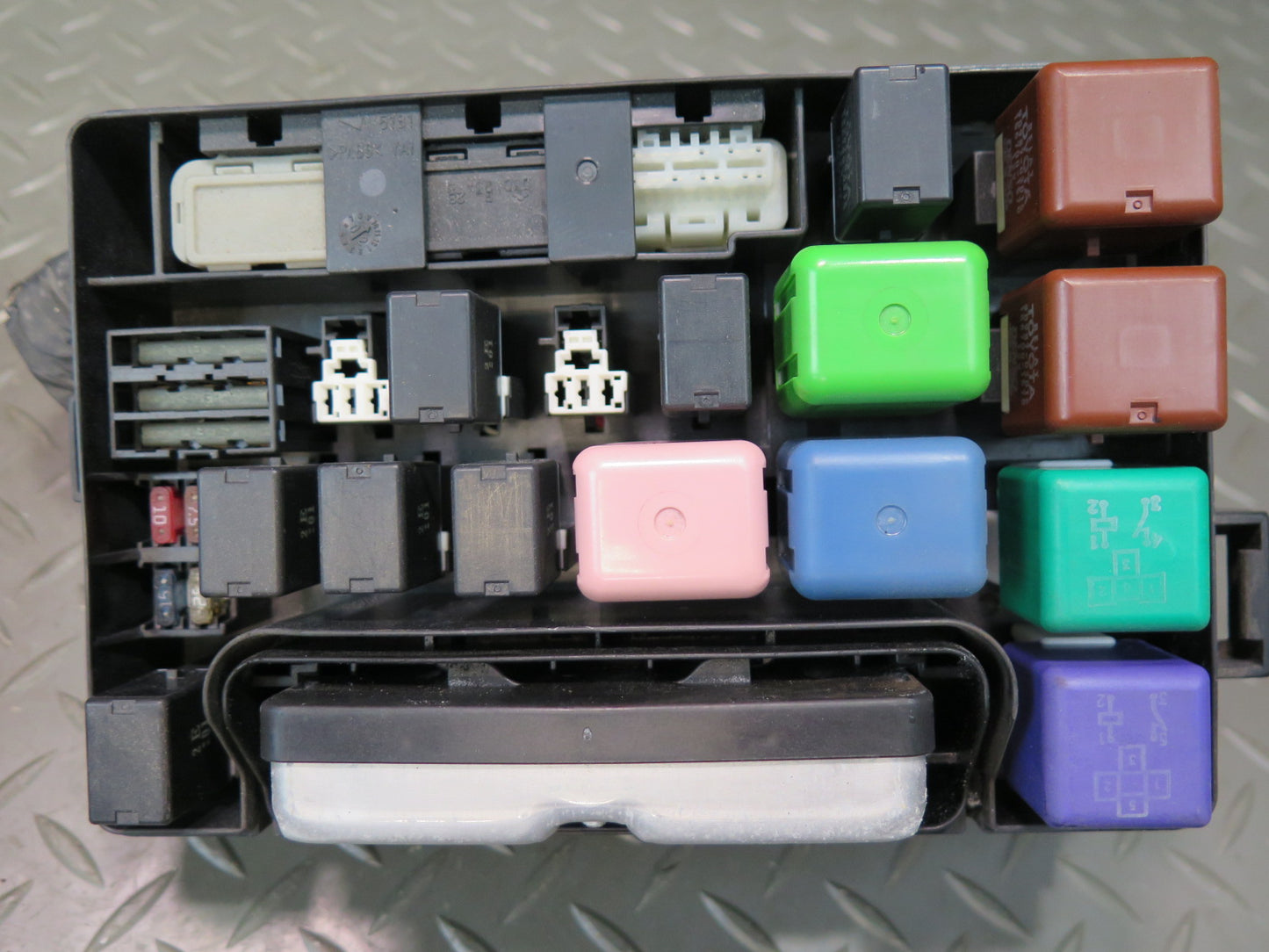 02-10 Lexus UZZ40L SC430 Engine Bay Fuse Relay Box OEM