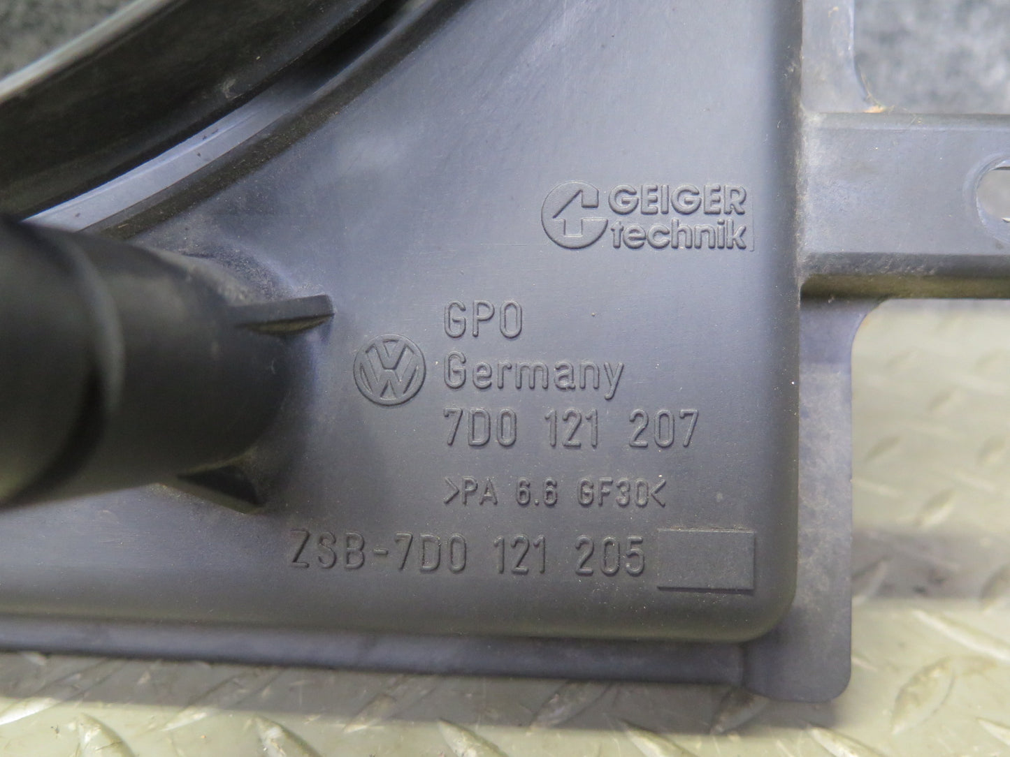 99-03 VW Eurovan T4 2.8L Engine Radiator Cooling Fan Motor Shroud 7D0121207 OEM