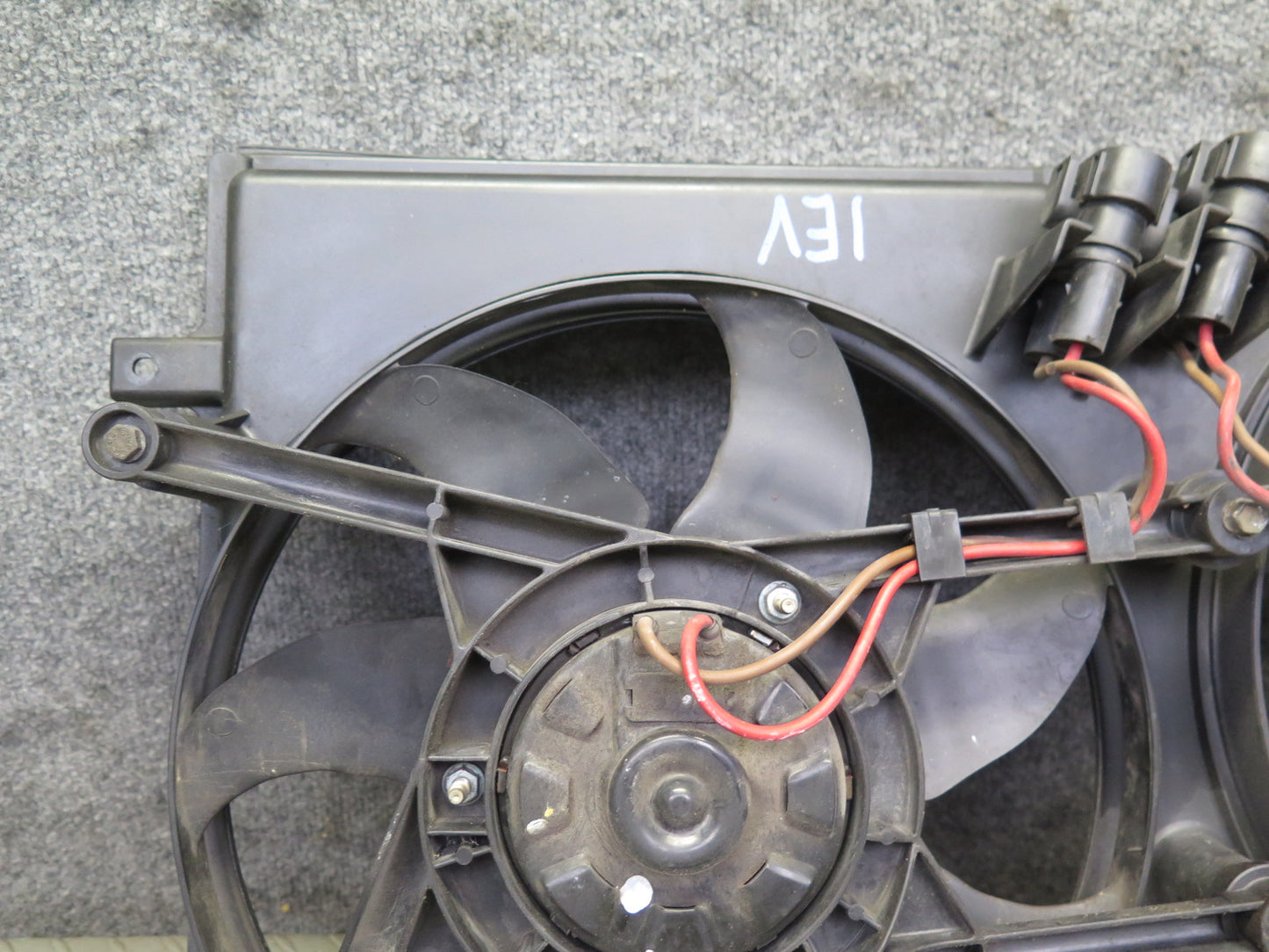 99-03 VW Eurovan T4 2.8L Engine Radiator Cooling Fan Motor Shroud 7D0121207 OEM