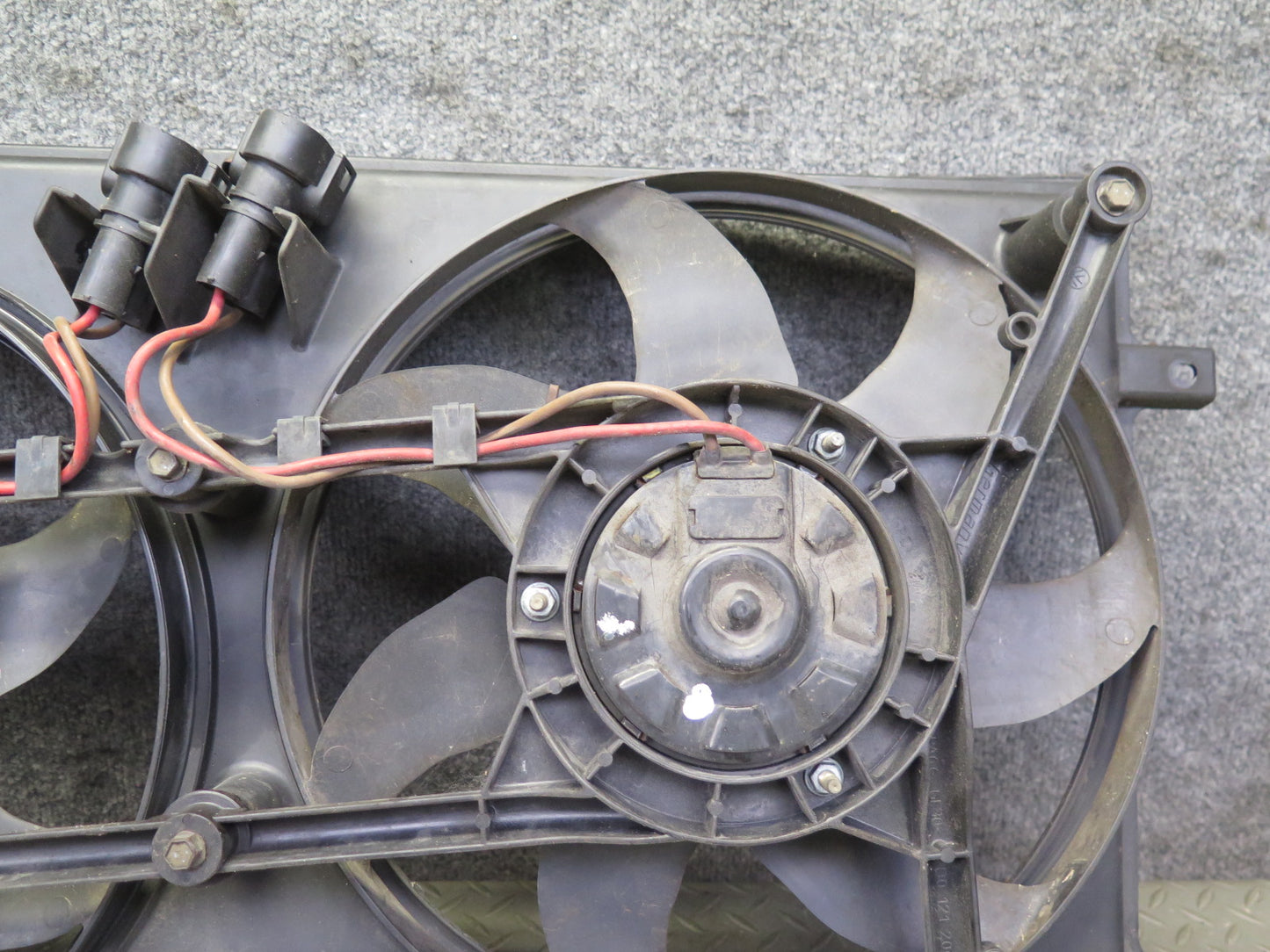 99-03 VW Eurovan T4 2.8L Engine Radiator Cooling Fan Motor Shroud 7D0121207 OEM