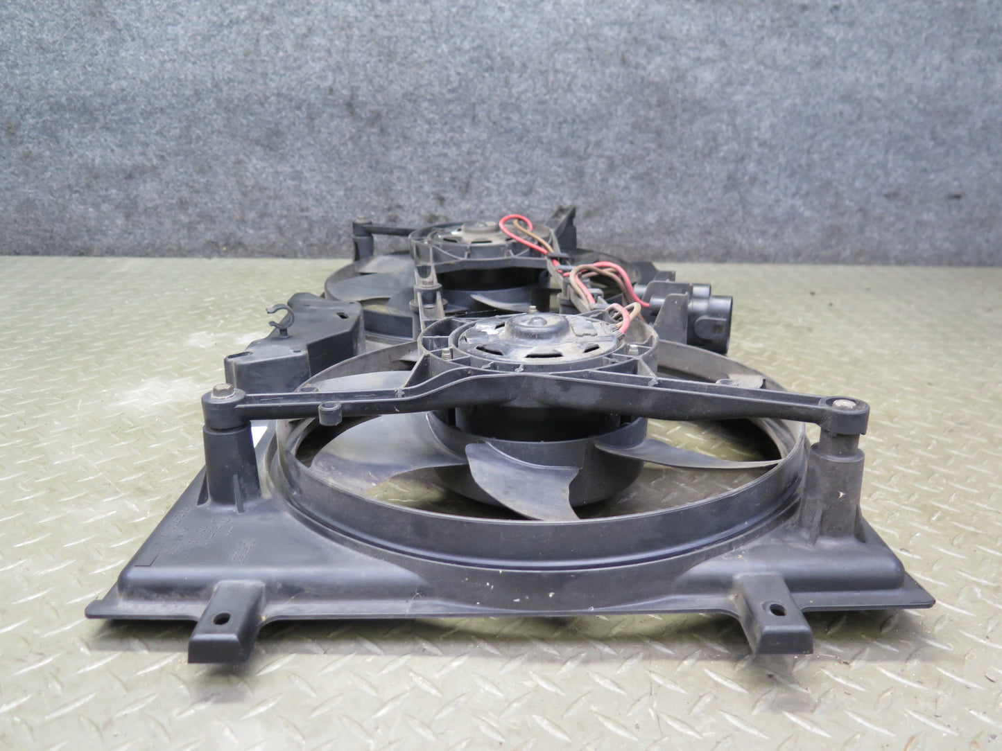 99-03 VW Eurovan T4 2.8L Engine Radiator Cooling Fan Motor Shroud 7D0121207 OEM