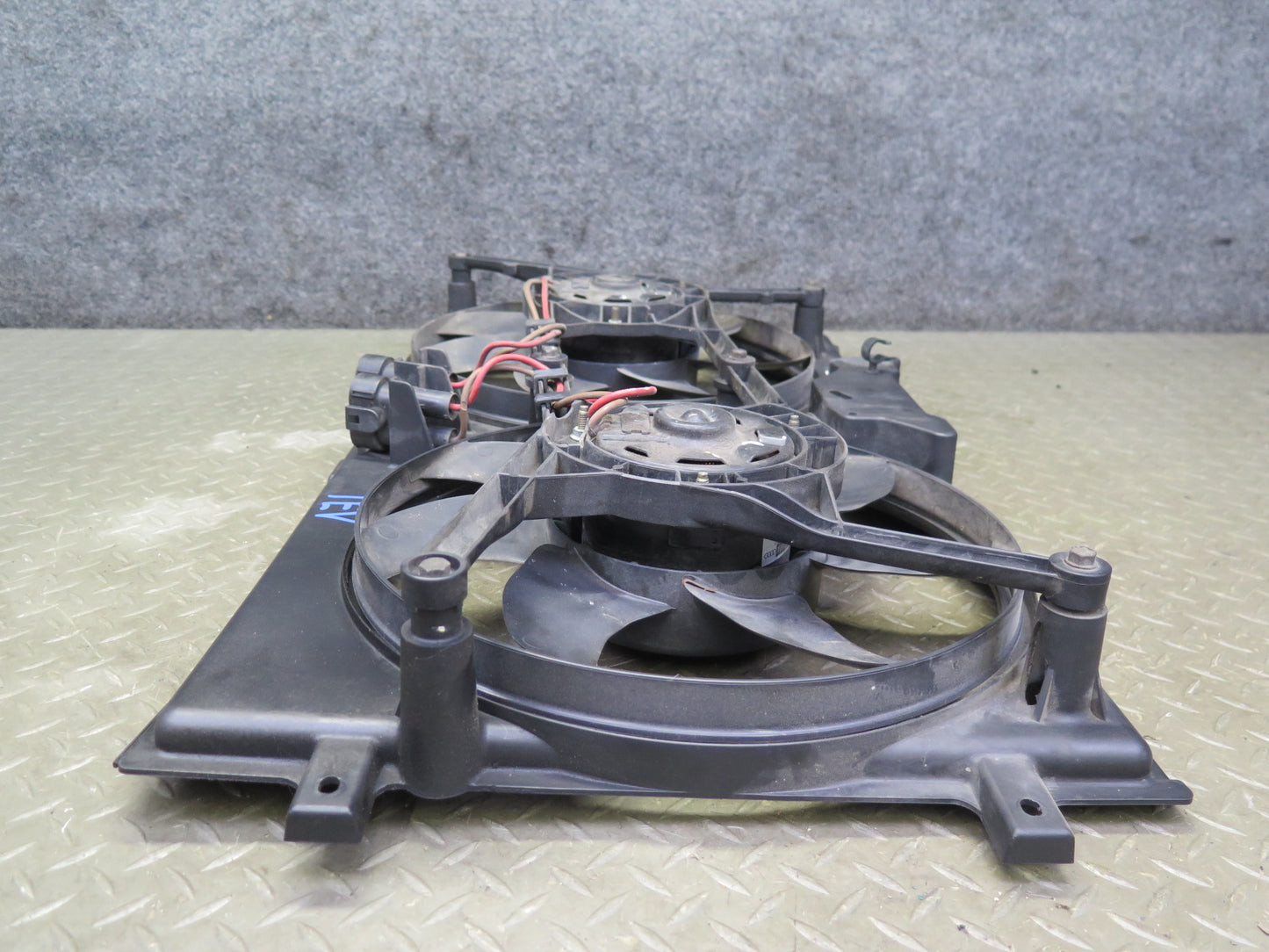 99-03 VW Eurovan T4 2.8L Engine Radiator Cooling Fan Motor Shroud 7D0121207 OEM