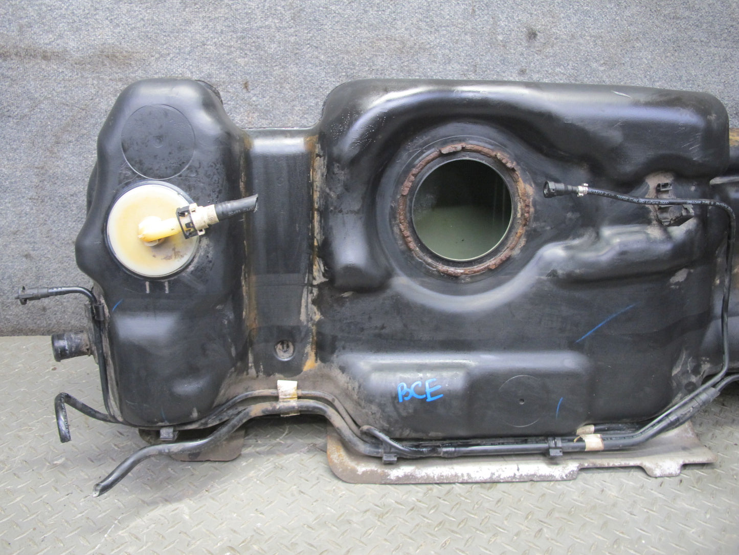 2009-2014 Cadillac Escalade Gas Fuel Tank Unit w Heat Shield 15823276