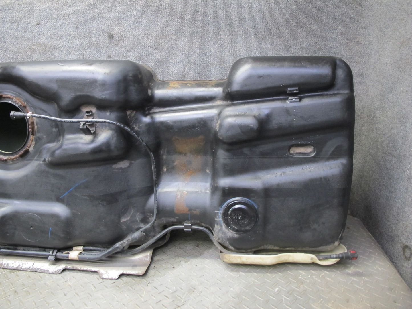 2009-2014 Cadillac Escalade Gas Fuel Tank Unit w Heat Shield 15823276