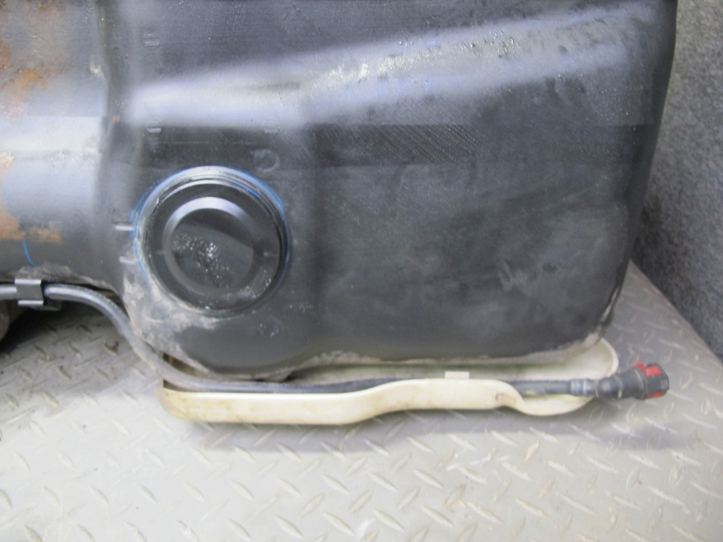 2009-2014 Cadillac Escalade Gas Fuel Tank Unit w Heat Shield 15823276