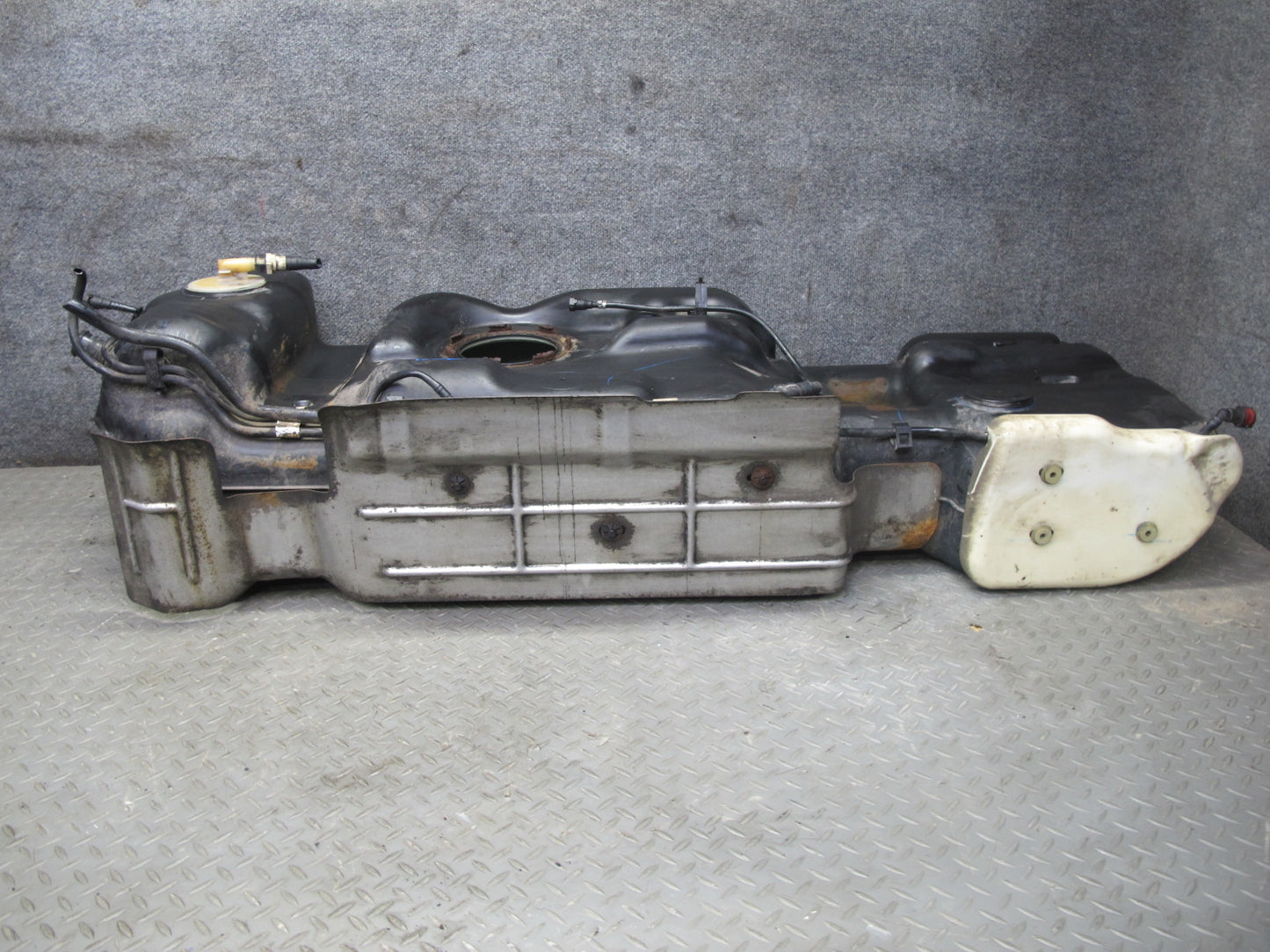 2009-2014 Cadillac Escalade Gas Fuel Tank Unit w Heat Shield 15823276