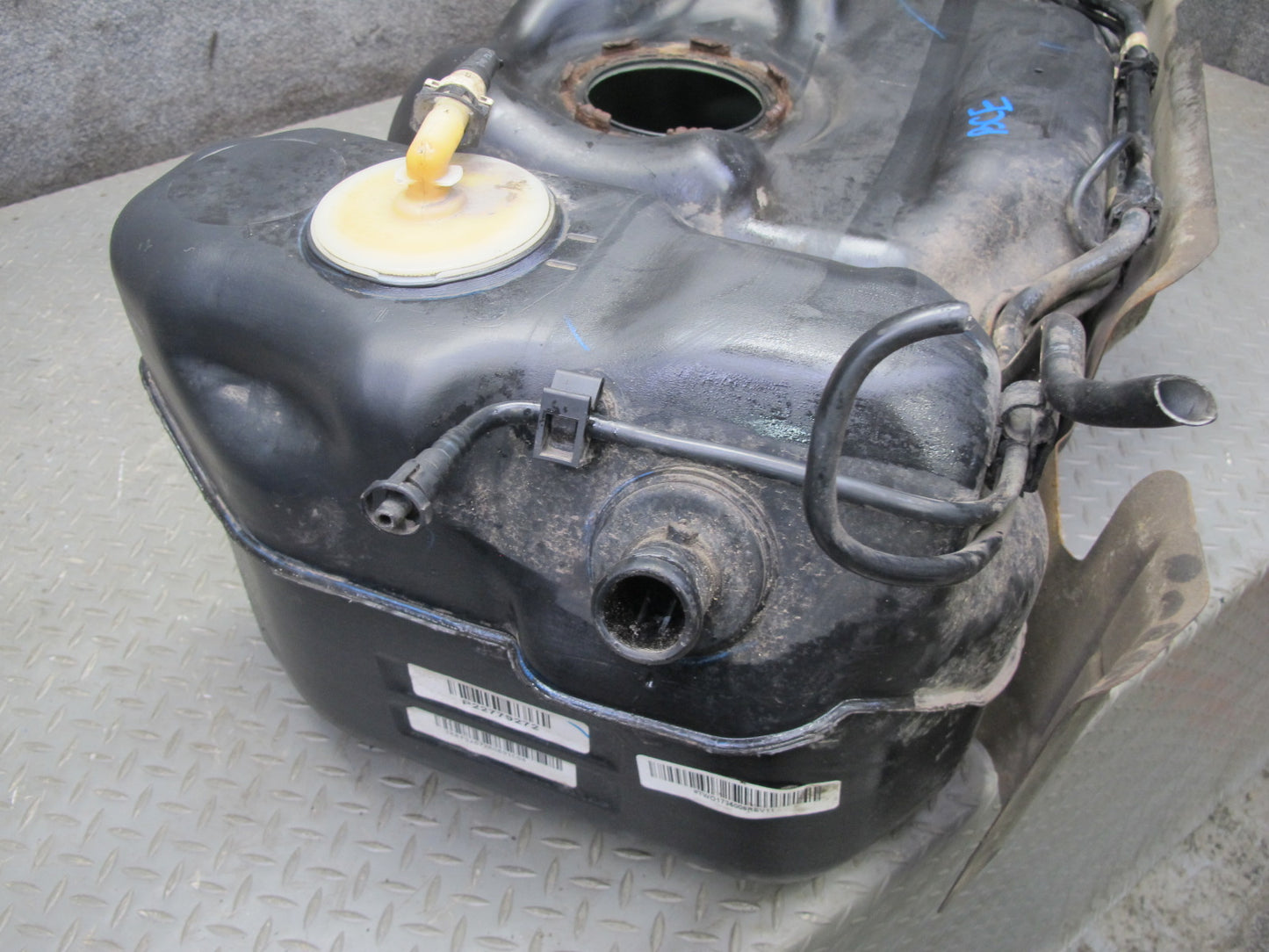 2009-2014 Cadillac Escalade Gas Fuel Tank Unit w Heat Shield 15823276