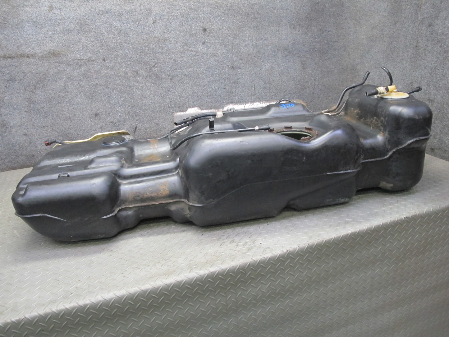 2009-2014 Cadillac Escalade Gas Fuel Tank Unit w Heat Shield 15823276